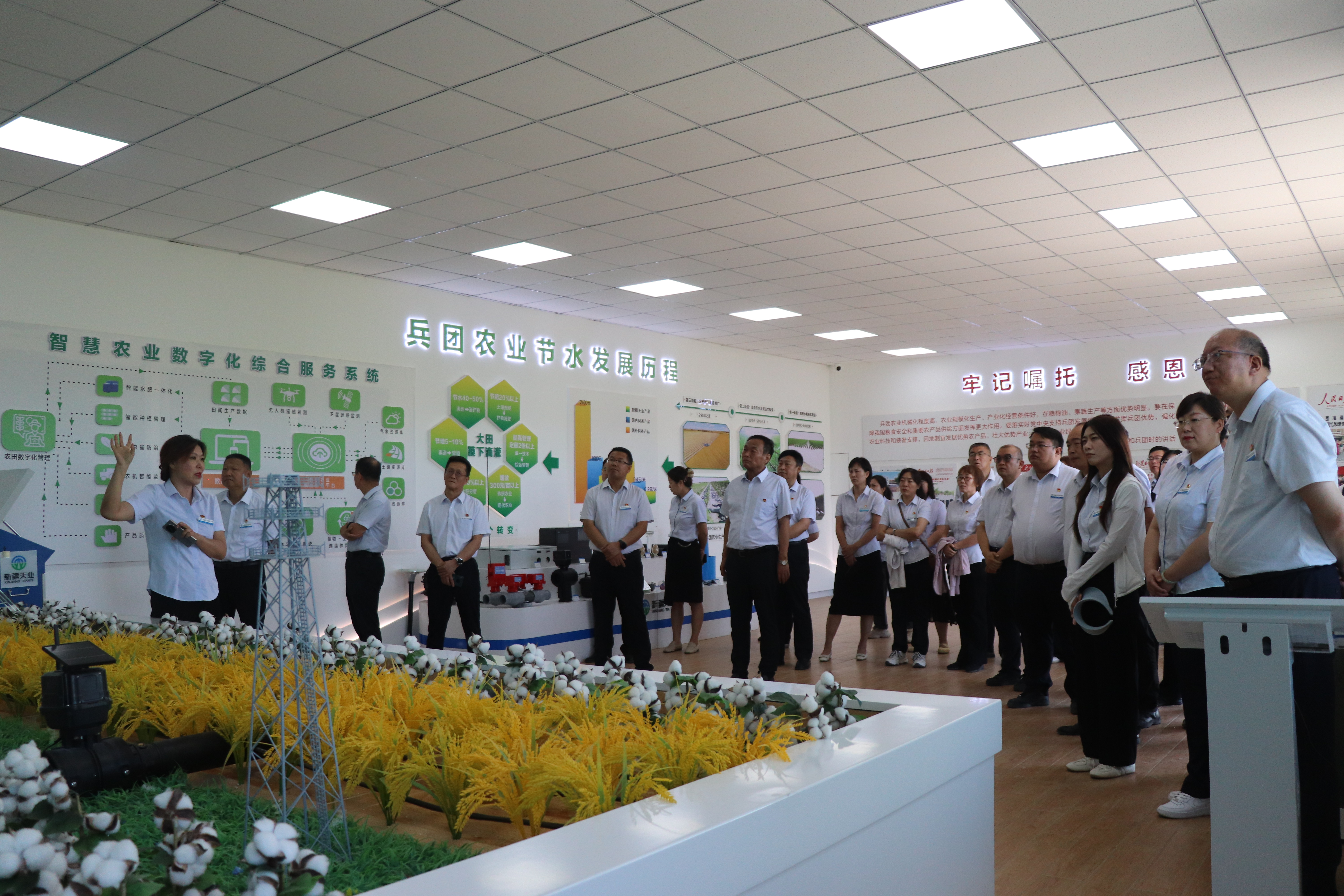 “循足迹、看发展、感党恩”——beat365唯一官方网站主题党日活动纪实