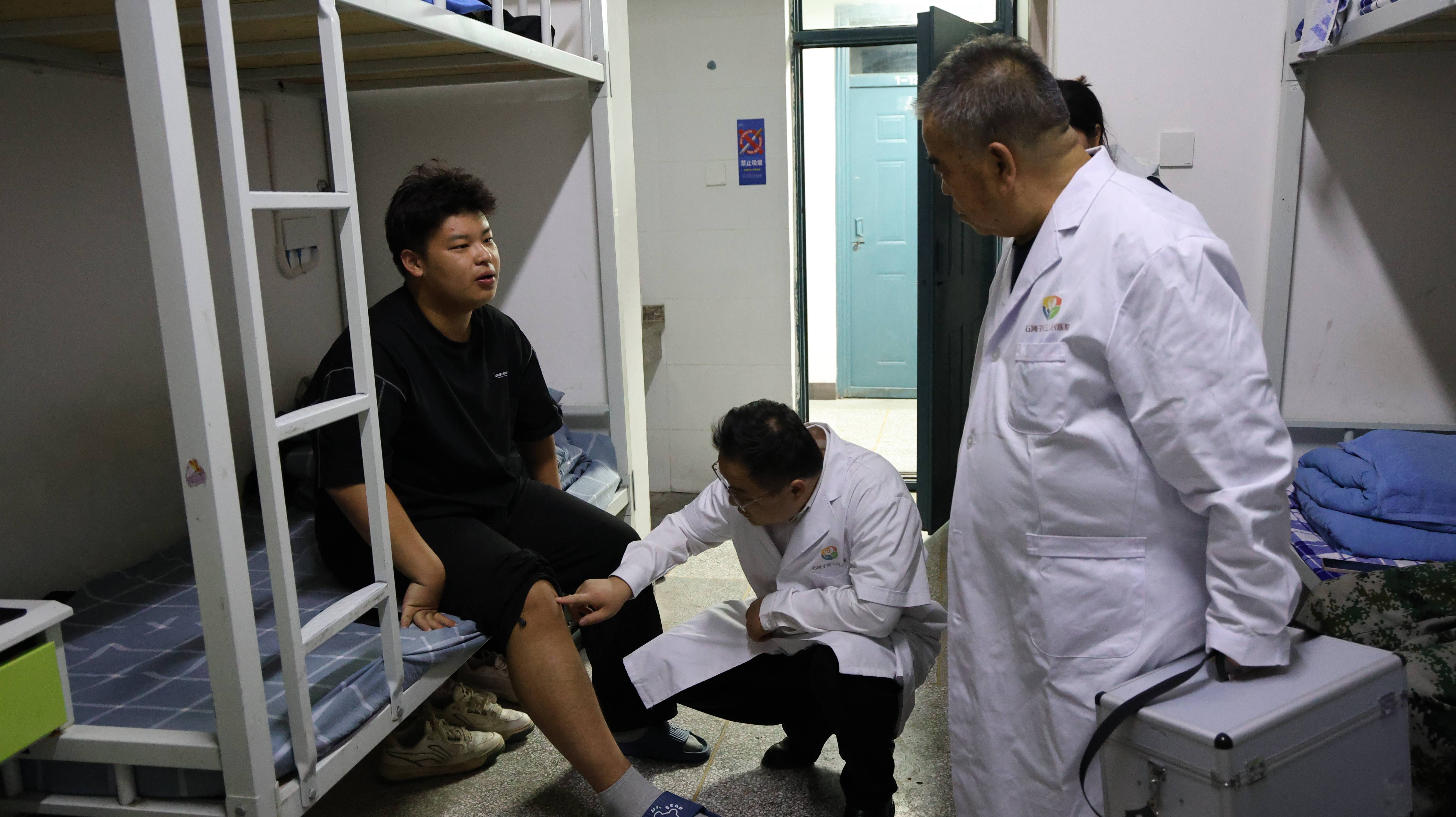 beat365唯一官方网站：党委关怀护航秋季校园 校医进宿舍送健康