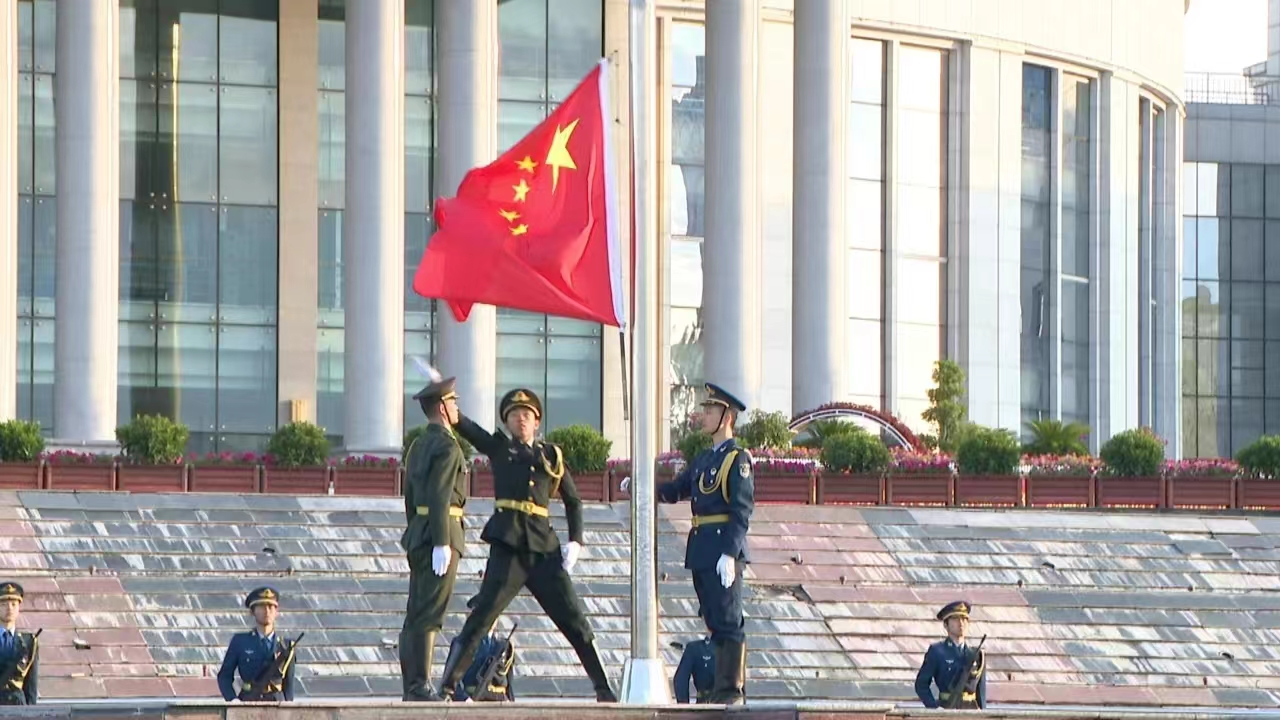 参加师市举行“迎国庆 升国旗 唱国歌”活动