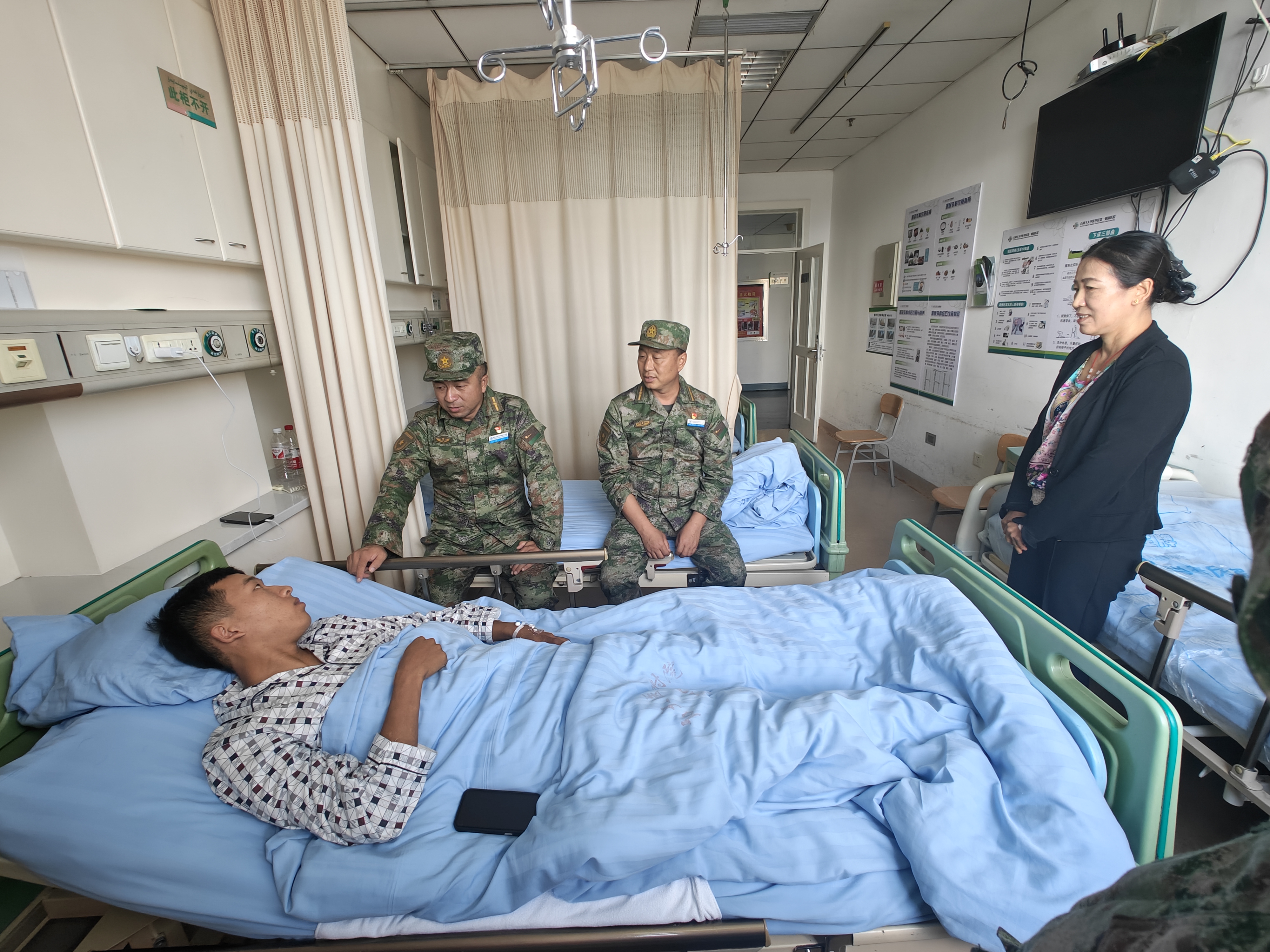 关怀备至 情满病房——军士学院教官探望生病学员
