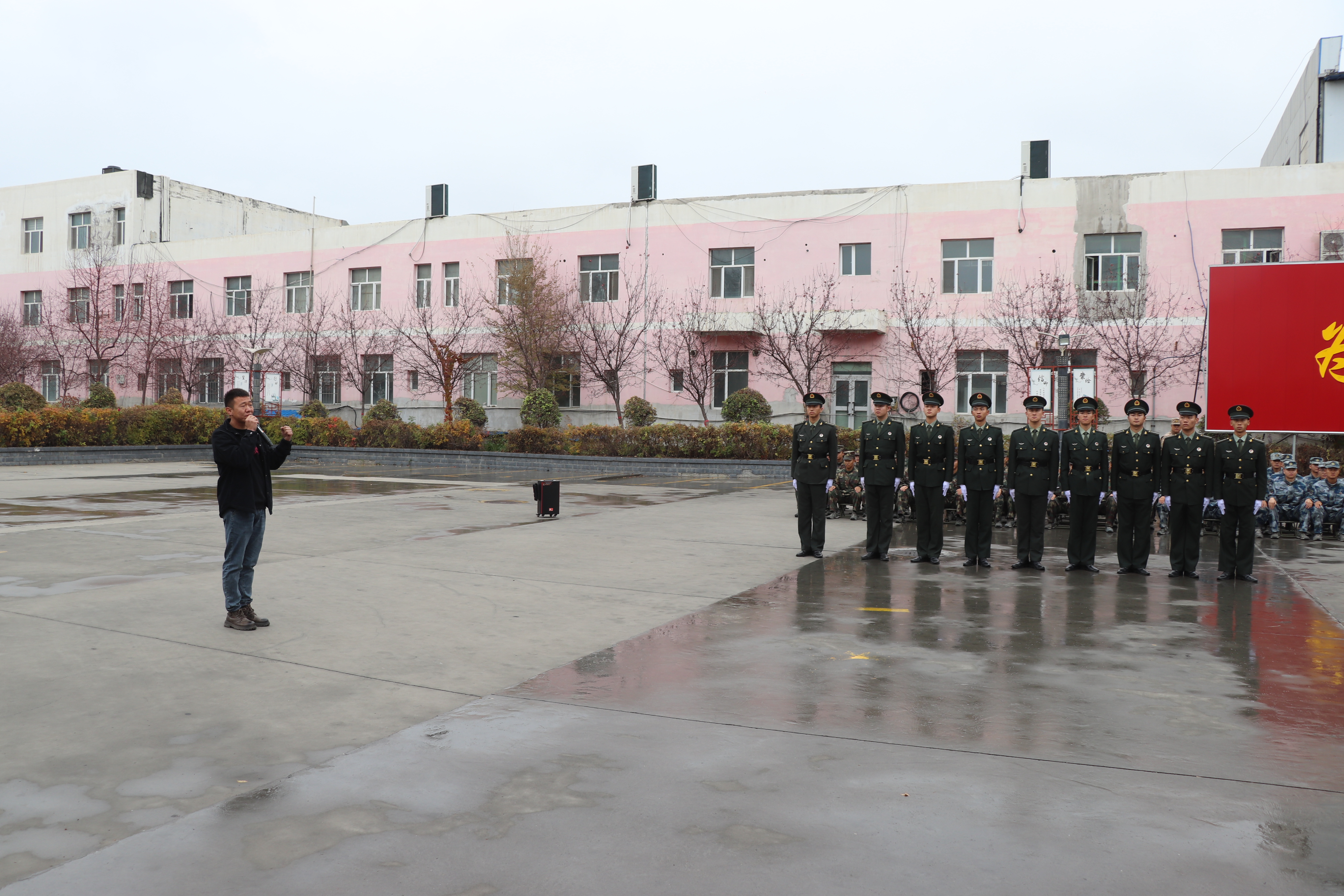 铁骨铮铮展忠诚 比武场上砺精兵——军士学院举行队列会操展示