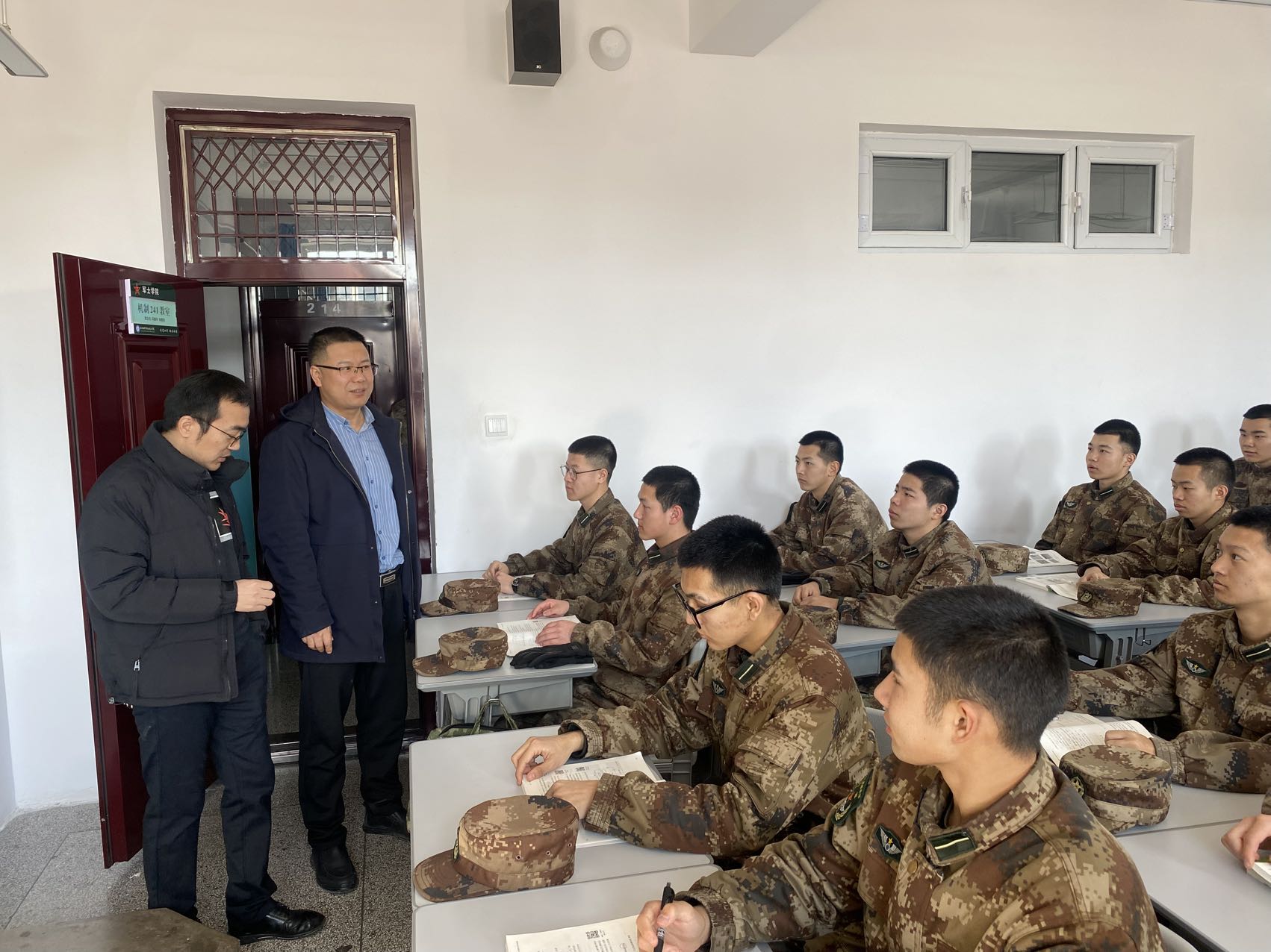 深入军士生课堂一线--学院副院长张金果深入课堂,夯实军士生国防人才根基