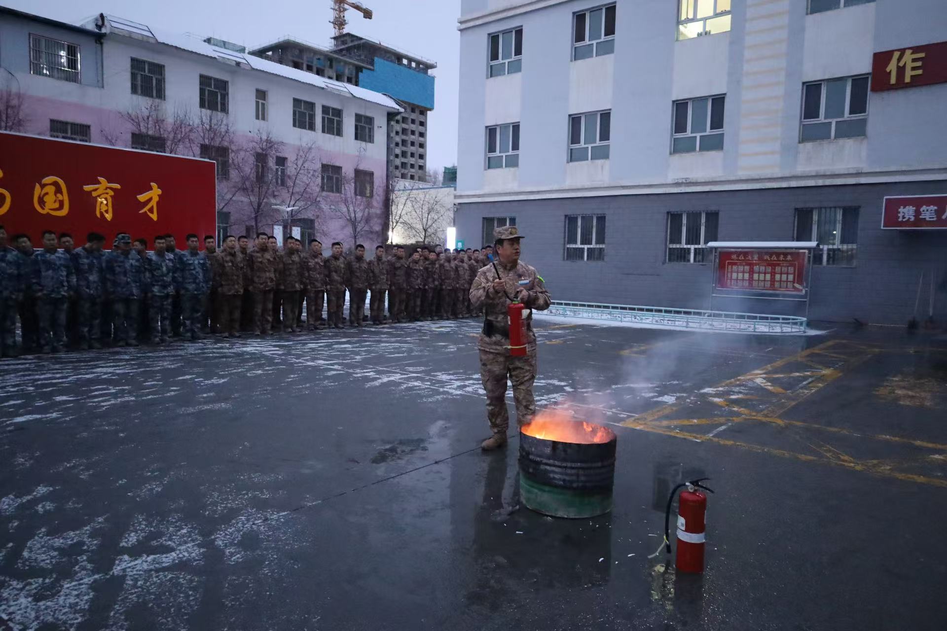 以演筑防:军士学院逃生演习 上好安全“必修课”