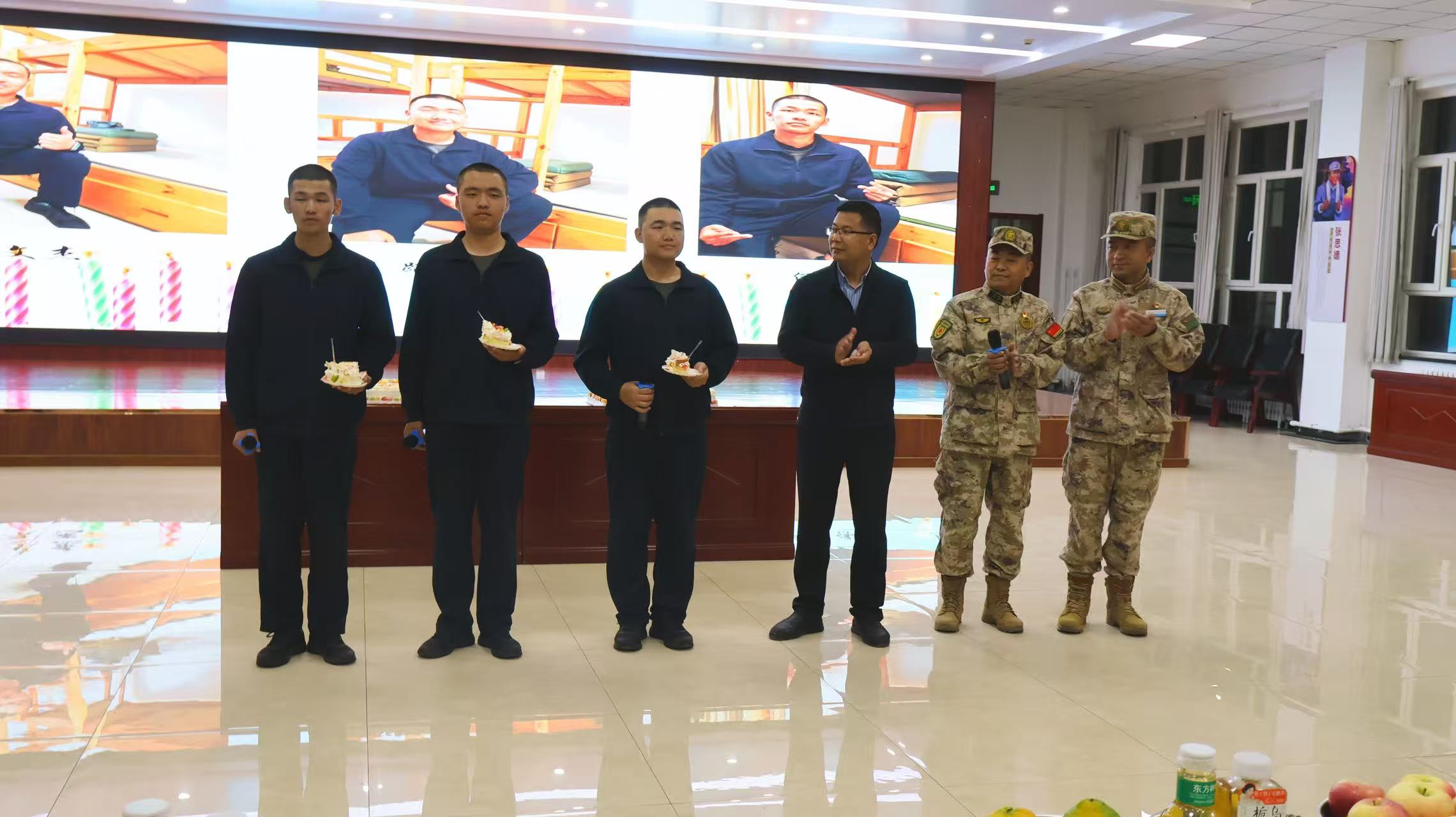 月圆映迷彩 同心筑军魂——beat365唯一官方网站定向培养学院新生举办集体生日暨中秋主题晚会