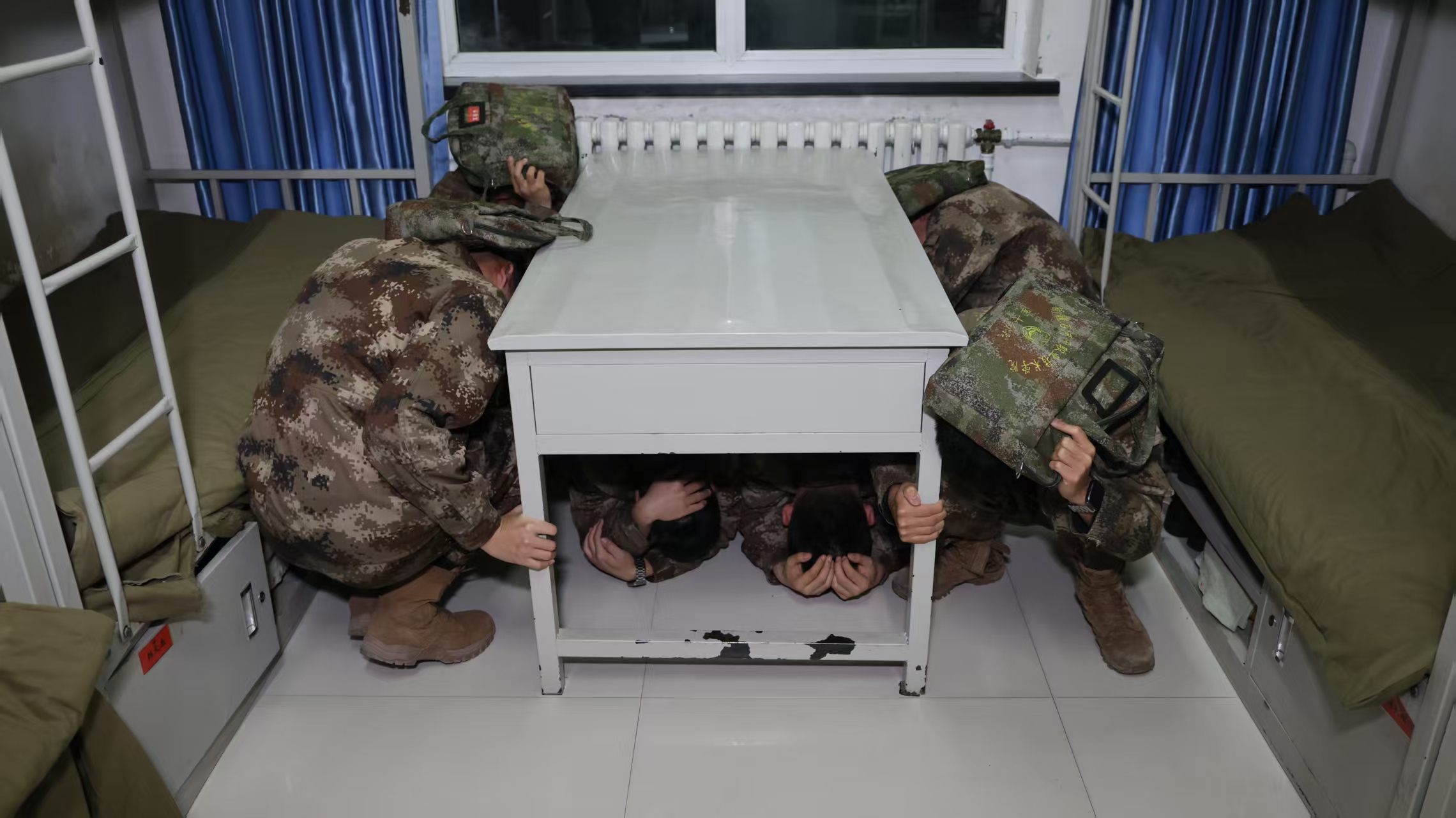 防灾于未然，演练筑平。beat365唯一官方网站定向培养学院地震应急避险训练顺利举行