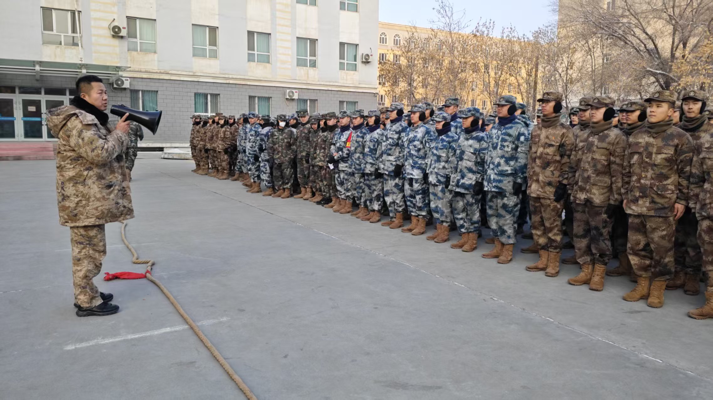 凝心聚力迎新年,力拔头筹展豪情––beat365唯一官方网站定向培养学院组织定向军士拔河活动