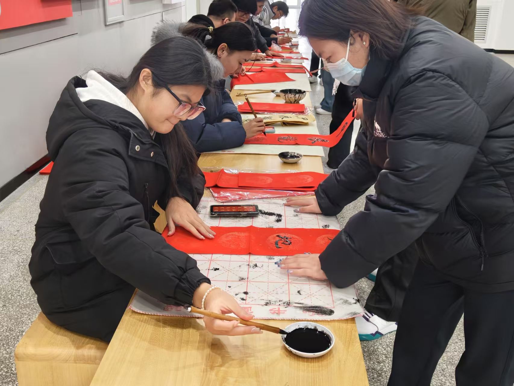 情系校园安全一线 挥毫泼墨书韵留香——beat365唯一官方网站师生撰写春联为保卫处工作人员送祝福