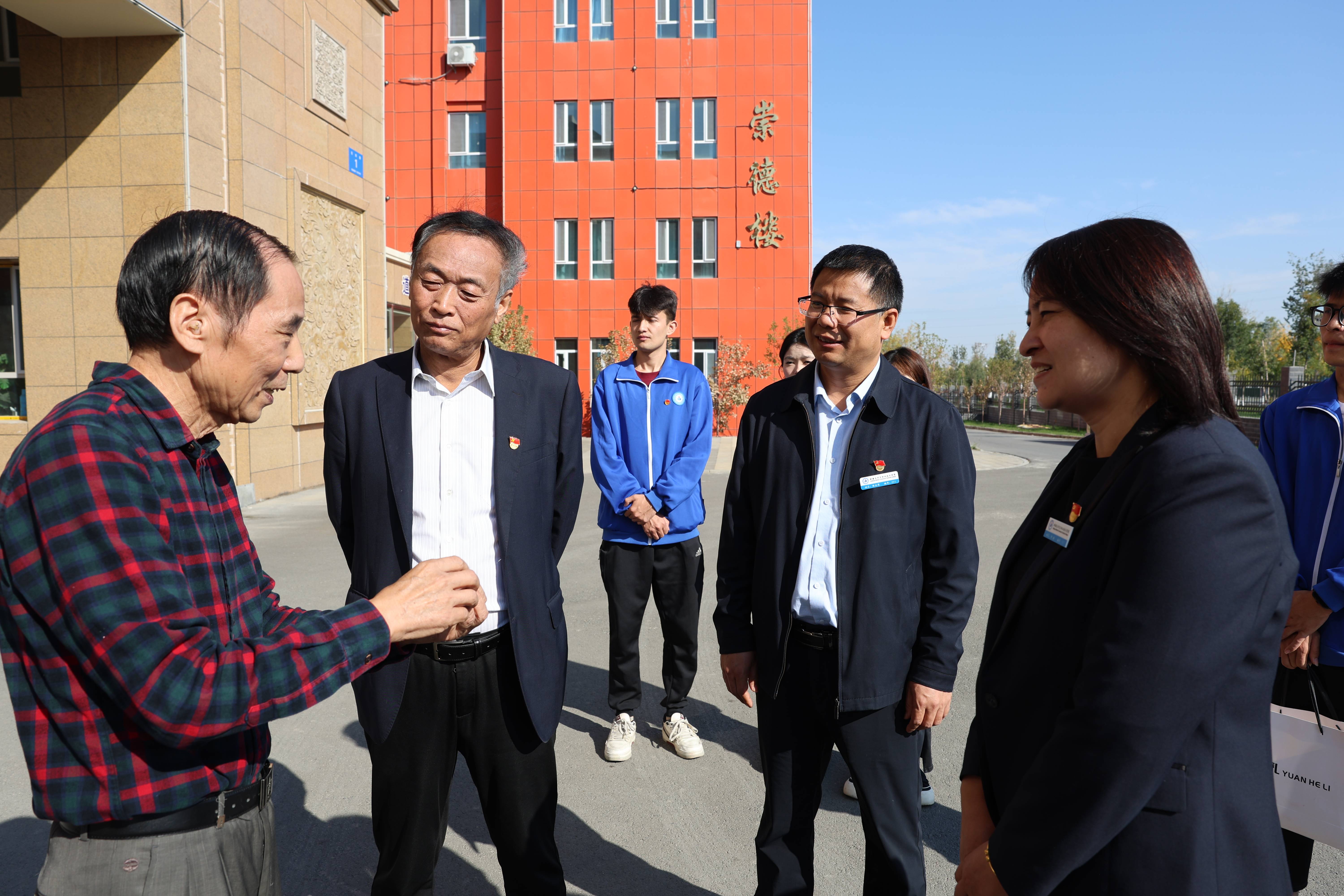 聆听红色记忆 共筑强国之梦——beat365唯一官方网站邀请革命先烈后辈开启思政大讲堂