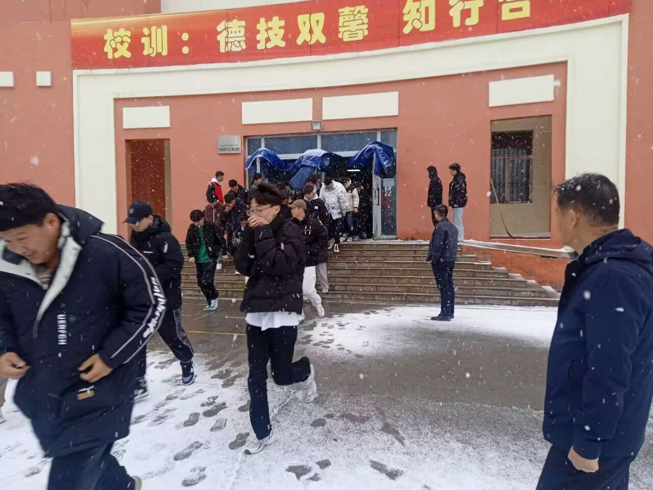 机械电气工程学院开展2024年春季火灾应急疏散逃生演练  