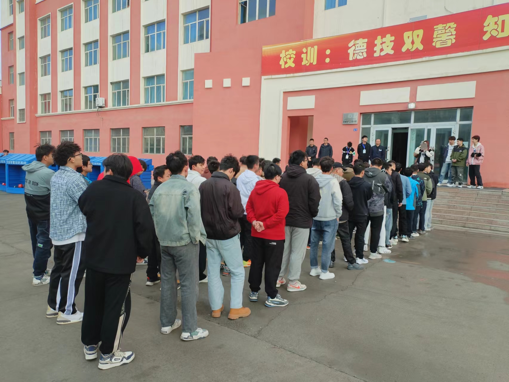 机械电气工程学院组织在校学生“行走的思政课”系列活动—奉献之行美化校园