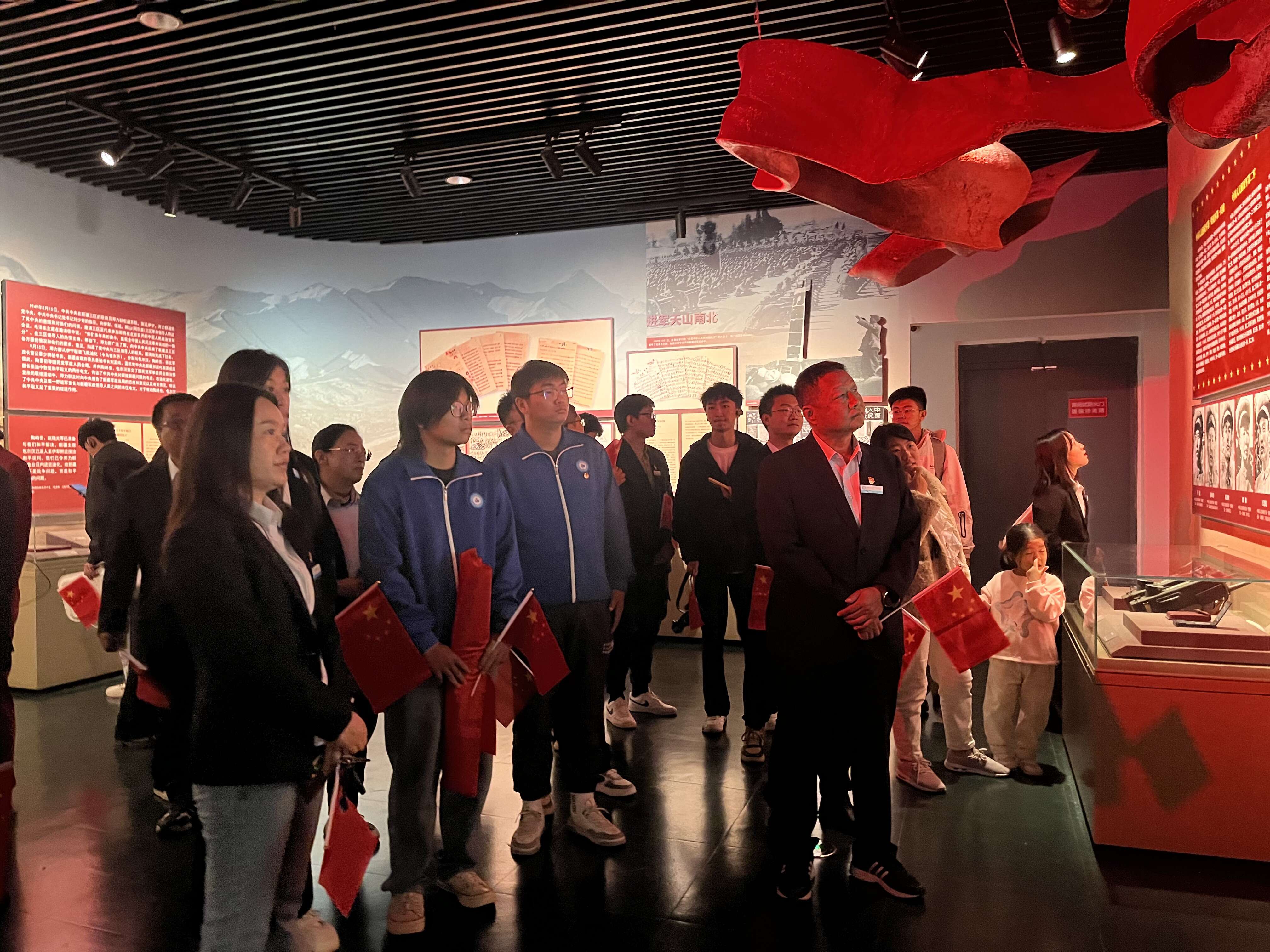 回望改革历程 弘扬军垦精神 ——机械电气工程学院开展庆祝建国75周年主题党日活动