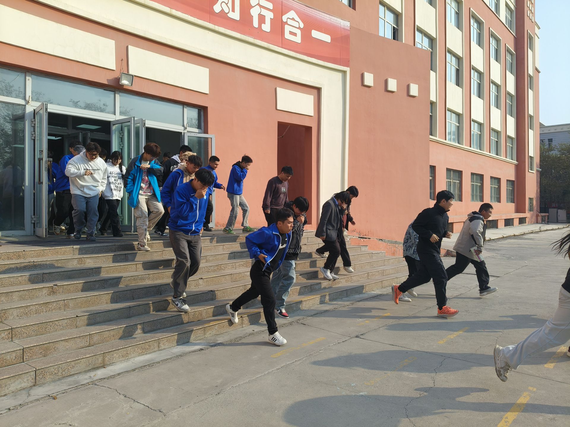 共筑心中“防火墙” 搭起生命安全网---机械电气工程学院开展消防应急避险疏散演练活动