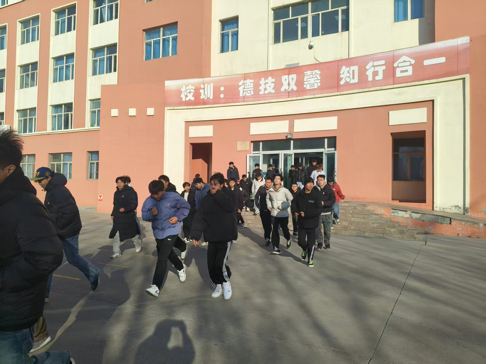 全民消防守平安 实战演练筑防线——机械电气工程学院开展消防应急疏散演练