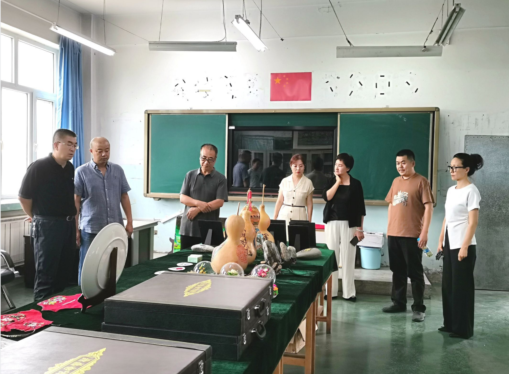 现代服务学院携手石河子群艺馆开展专业技能实践研讨活动