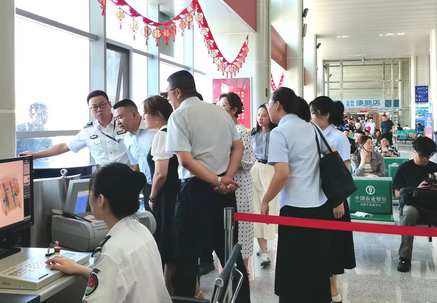 现代服务学院深入花园机场 共谋民航安全技术管理专业实训室建设新篇章