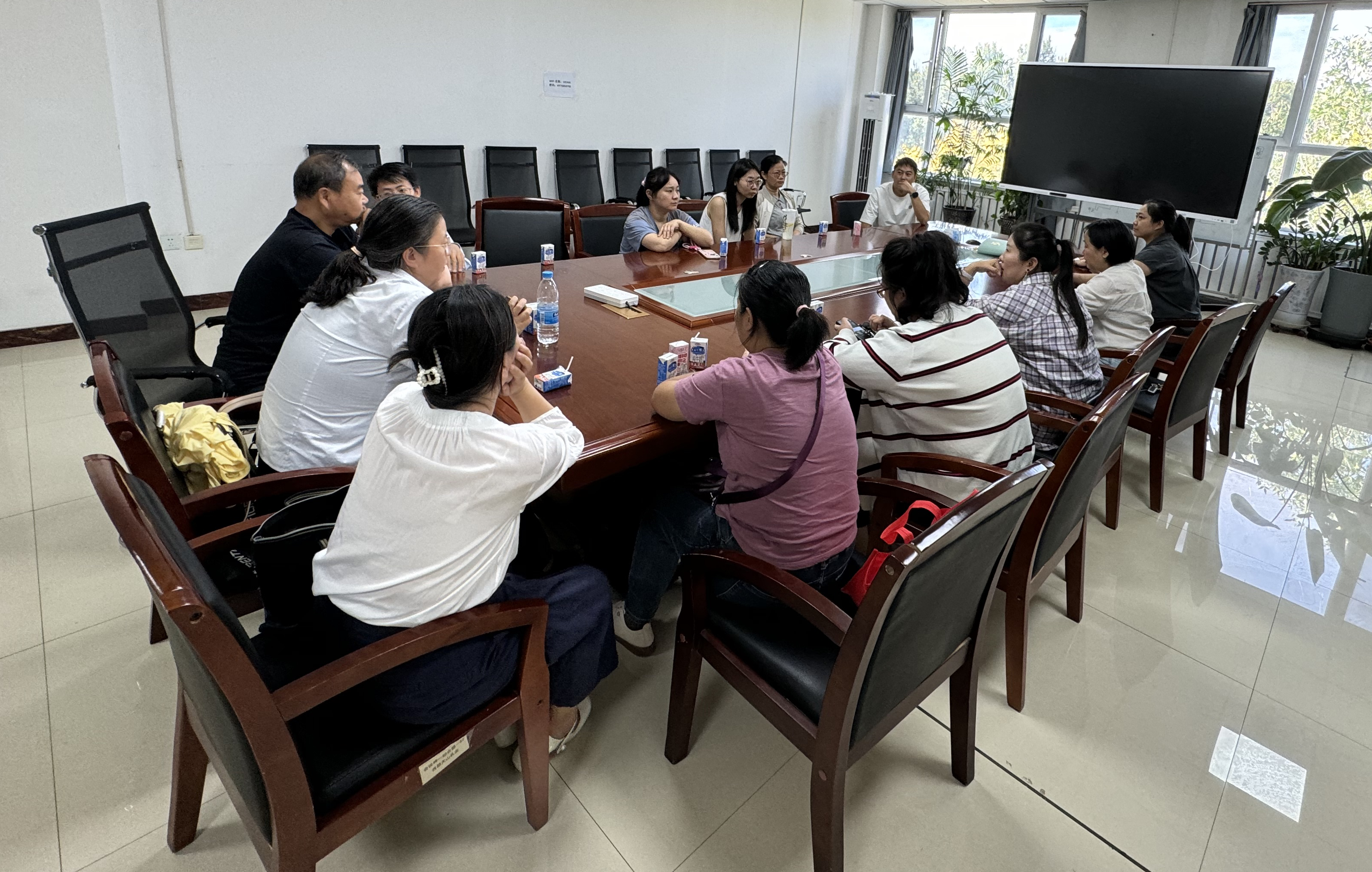 数字商贸学院与花园乳业召开校企合作座谈会