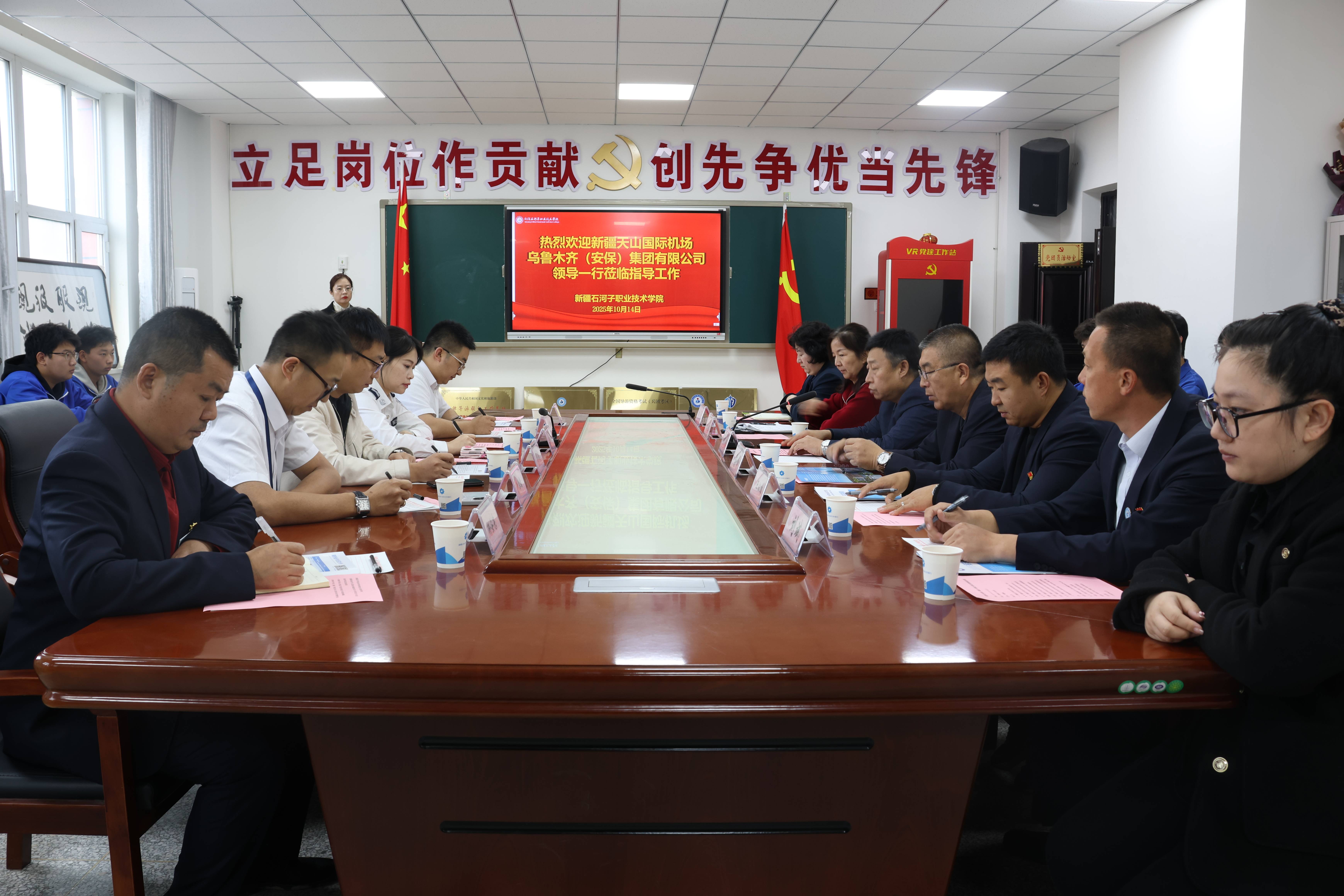 校企协同启新篇：新疆乌鲁木齐天山国际机场集团为现代服务学院授“人才培训基地”牌匾