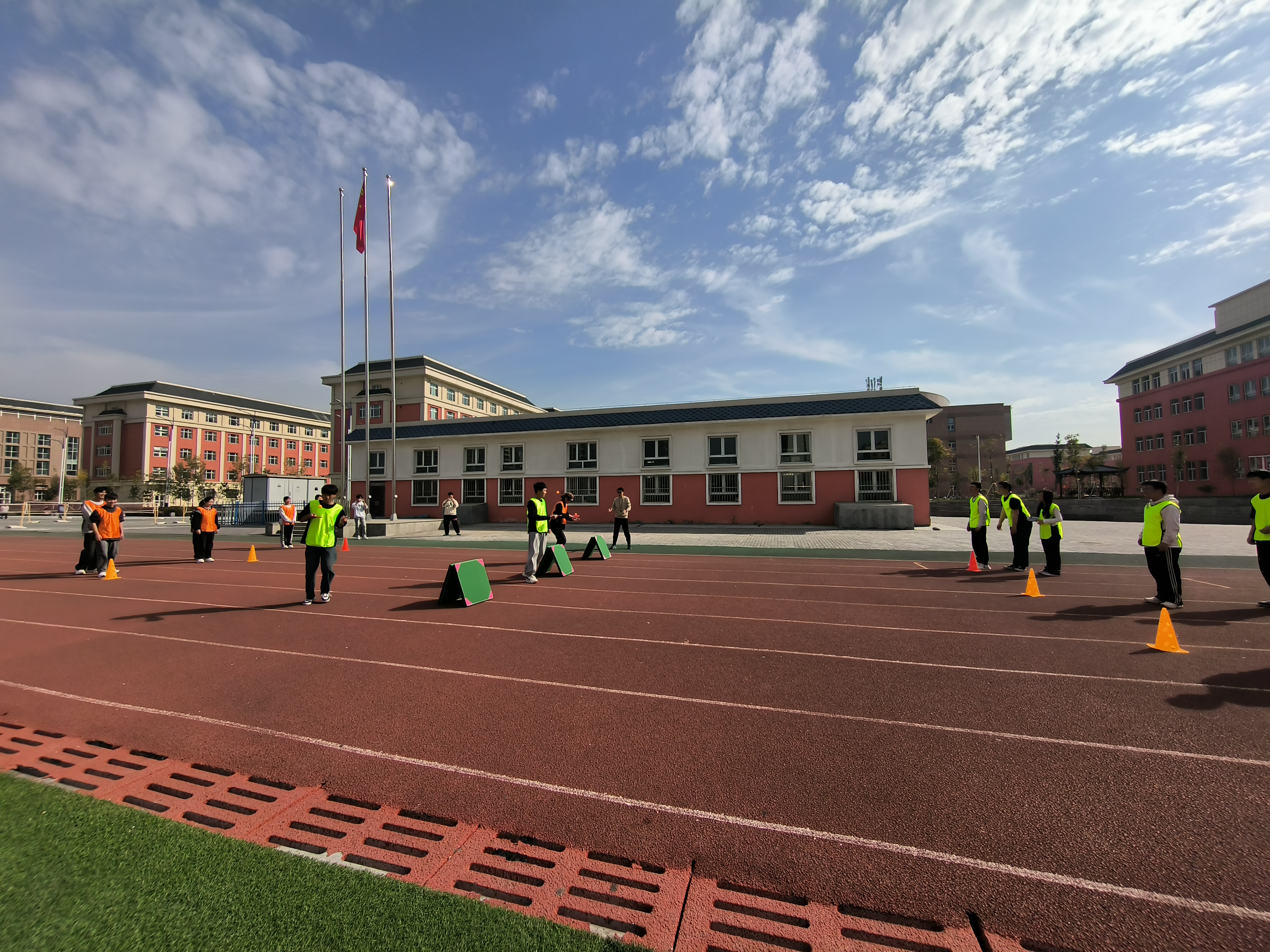 趣味运动燃激情 集体观影润心田 ——数字商贸学院举办十一文体活动