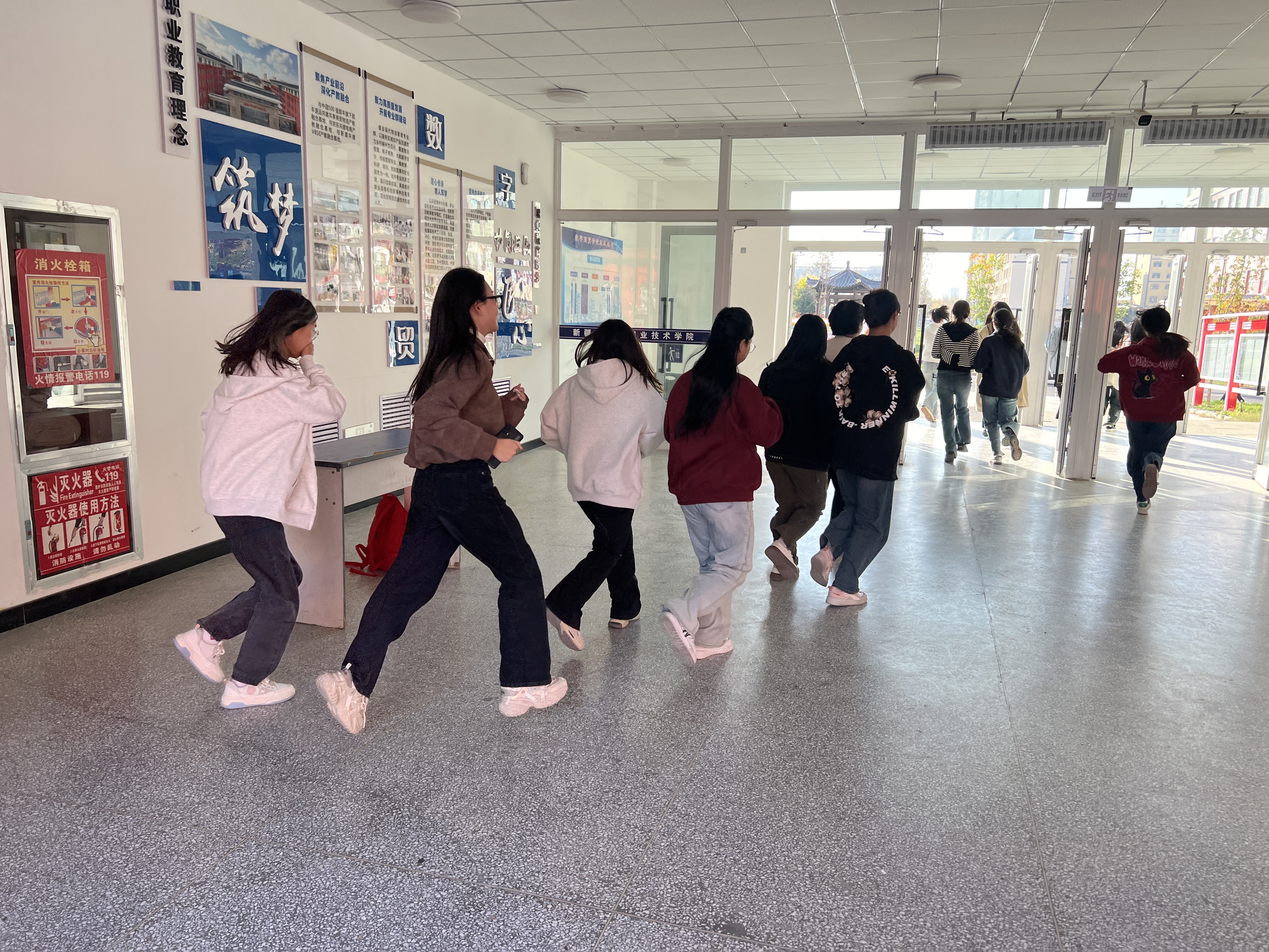 演练有方 安全同行——数字商贸学院组织全体师生开展消防应急疏散演练活动