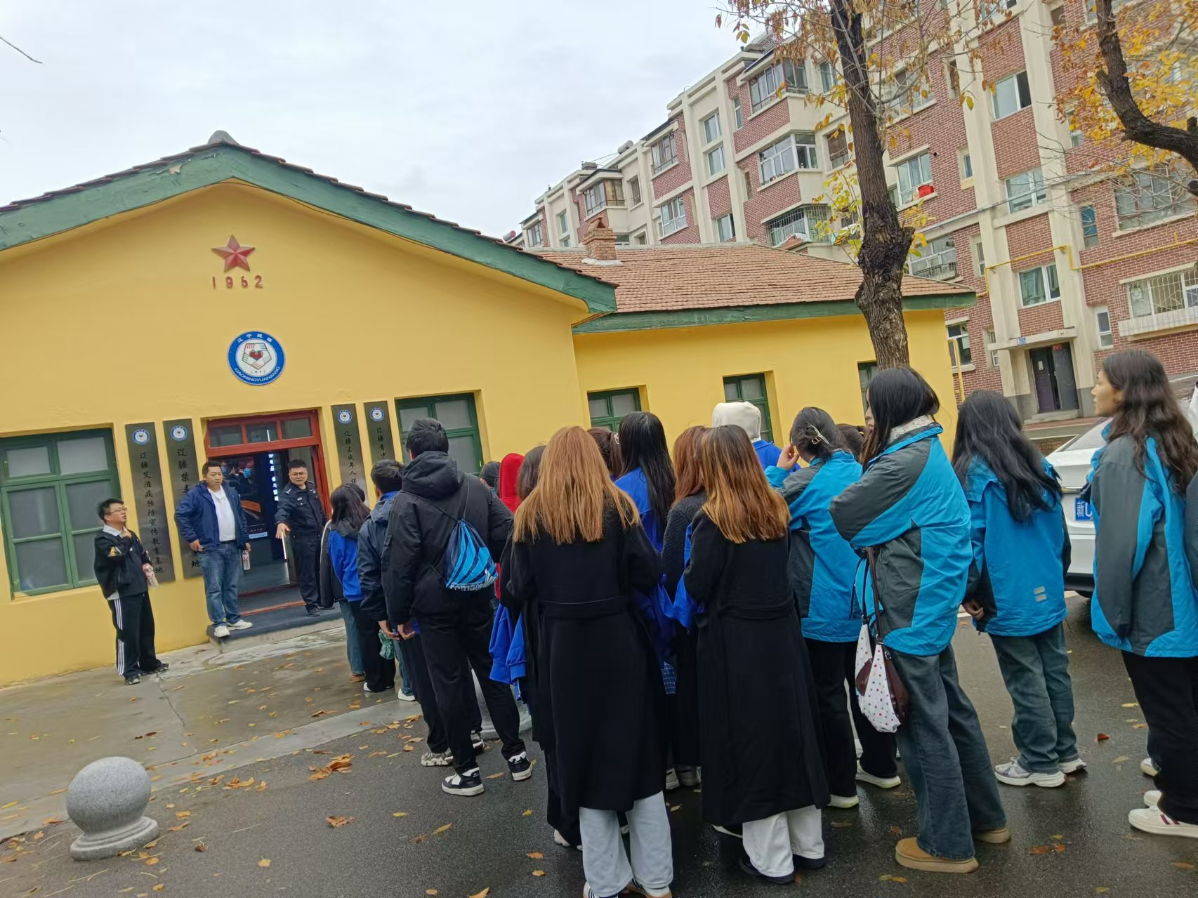 学院保卫处联合数字商贸学院组织学生参观辽疆禁毒宣传基地