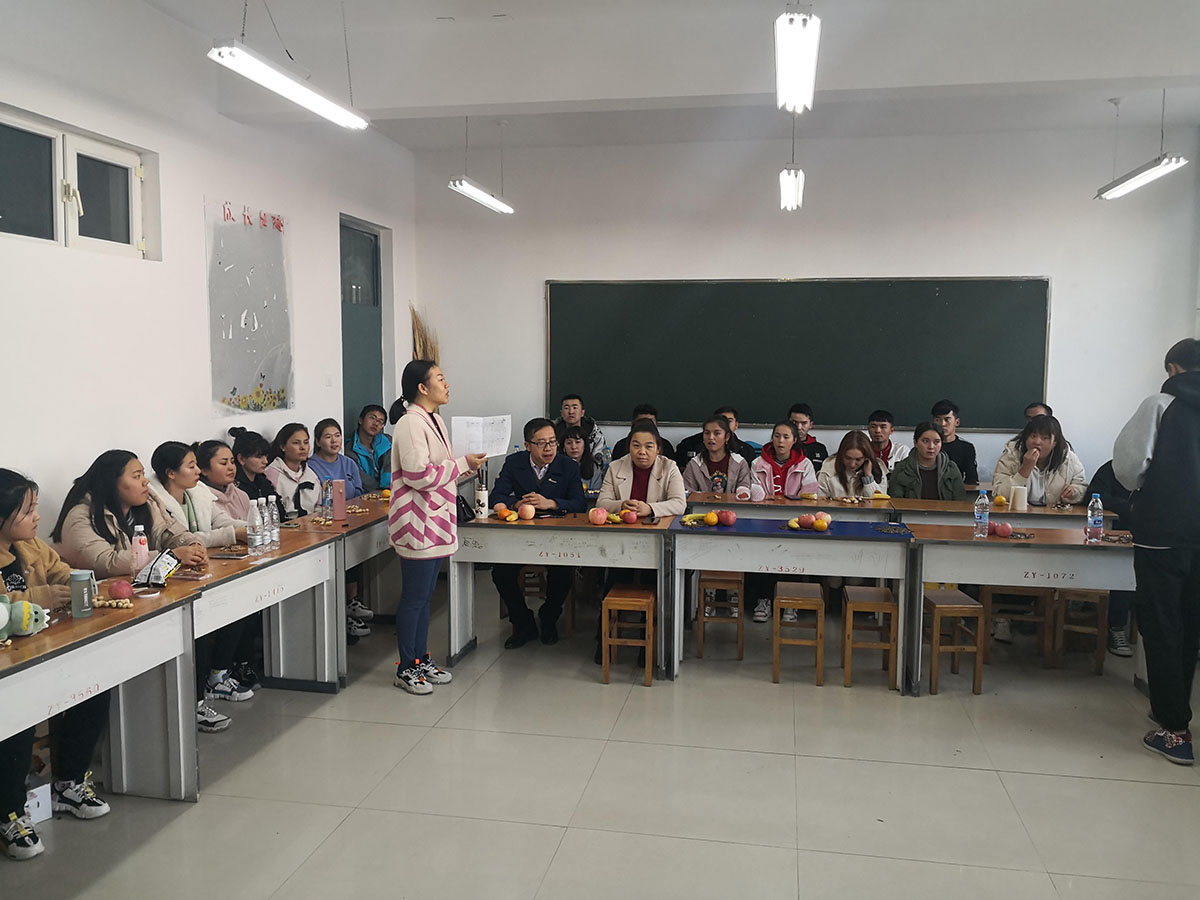 【不忘初心  牢记使命】轻纺化工分院党总支开展“不忘初心·牢记使命”暨“民族团结一家亲”主题座谈会