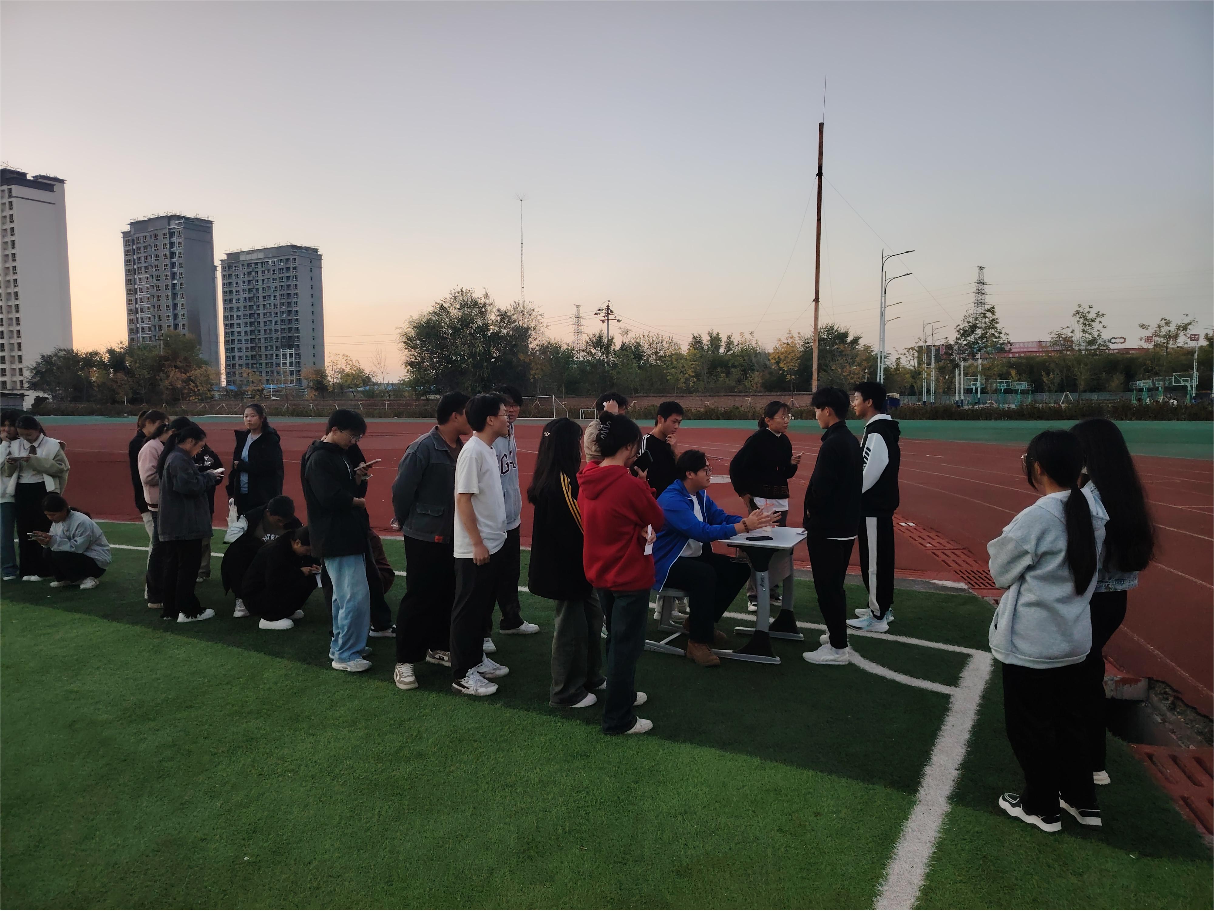 与时代同向 与祖国同行——食品工程学院（化工与环境工程学院）开展荧光夜跑活动