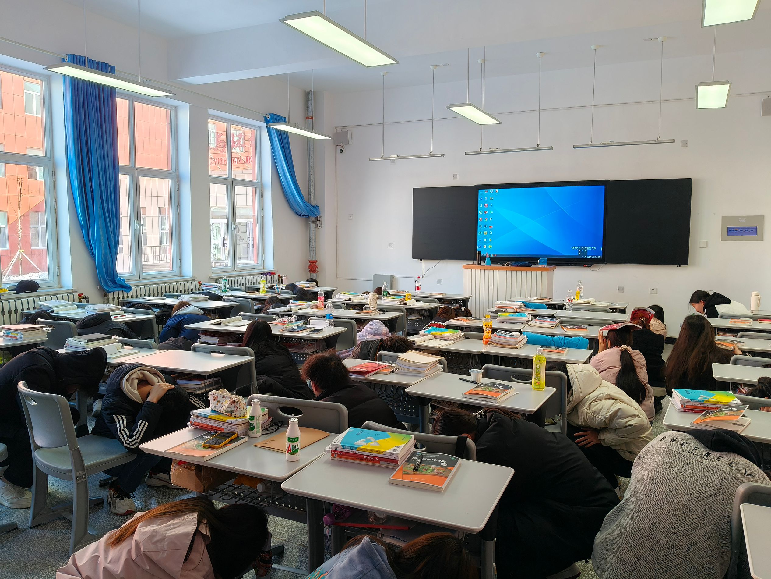 以练为战 防患未然——食品工程（化工与环境工程）学院开展防震应急疏散演练