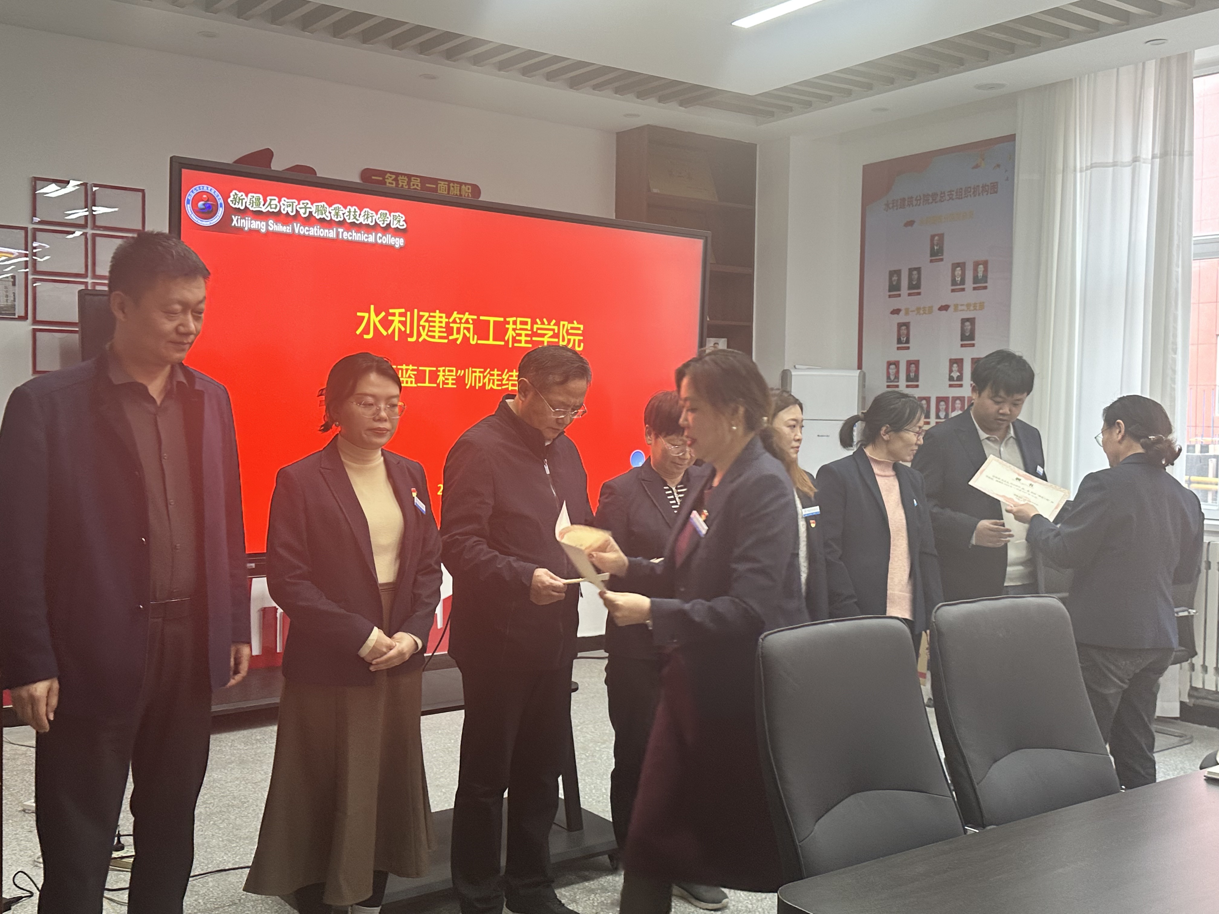 青蓝共筑 携手同行——水利建筑工程学院“青蓝工程”师徒结对仪式隆重举行