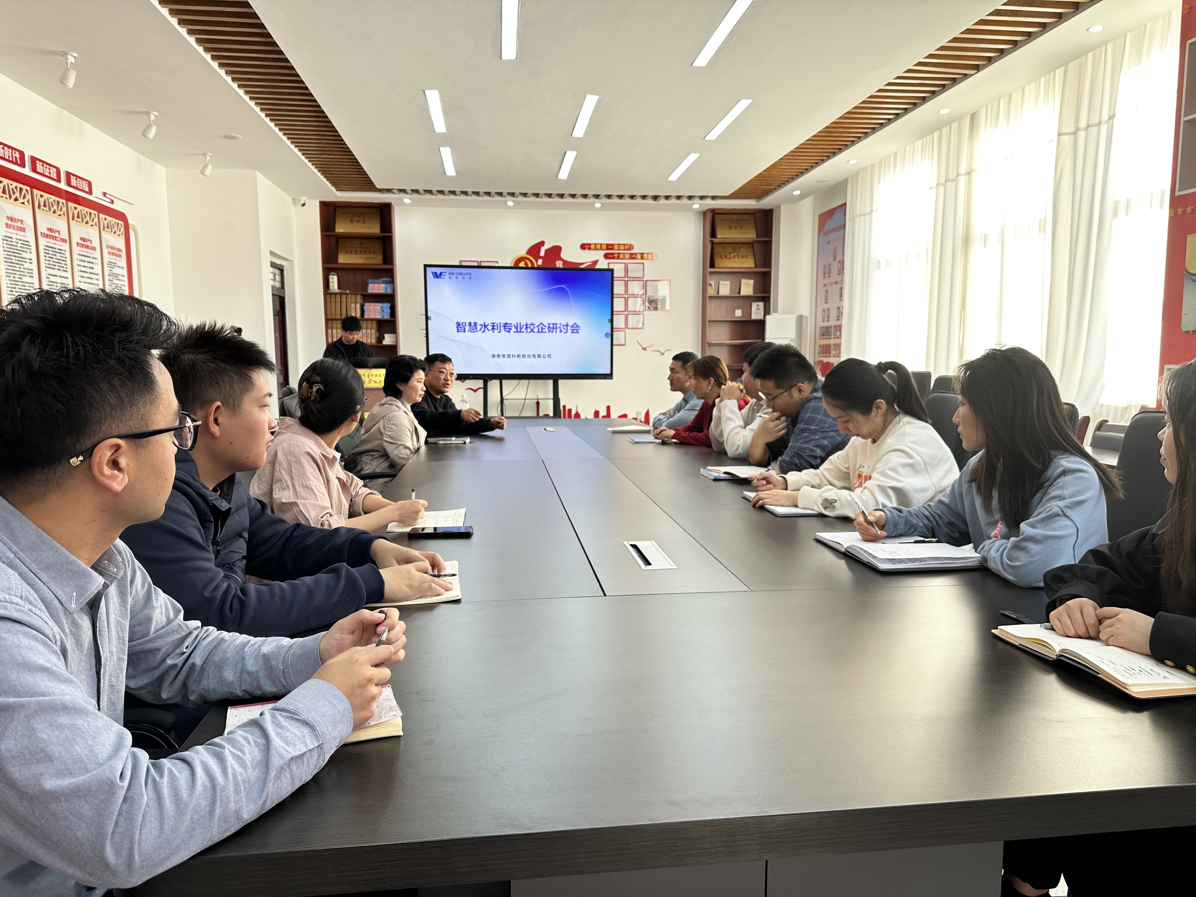 水利建筑工程学院与企业共同开展智慧水利专业和实训室建设研讨会