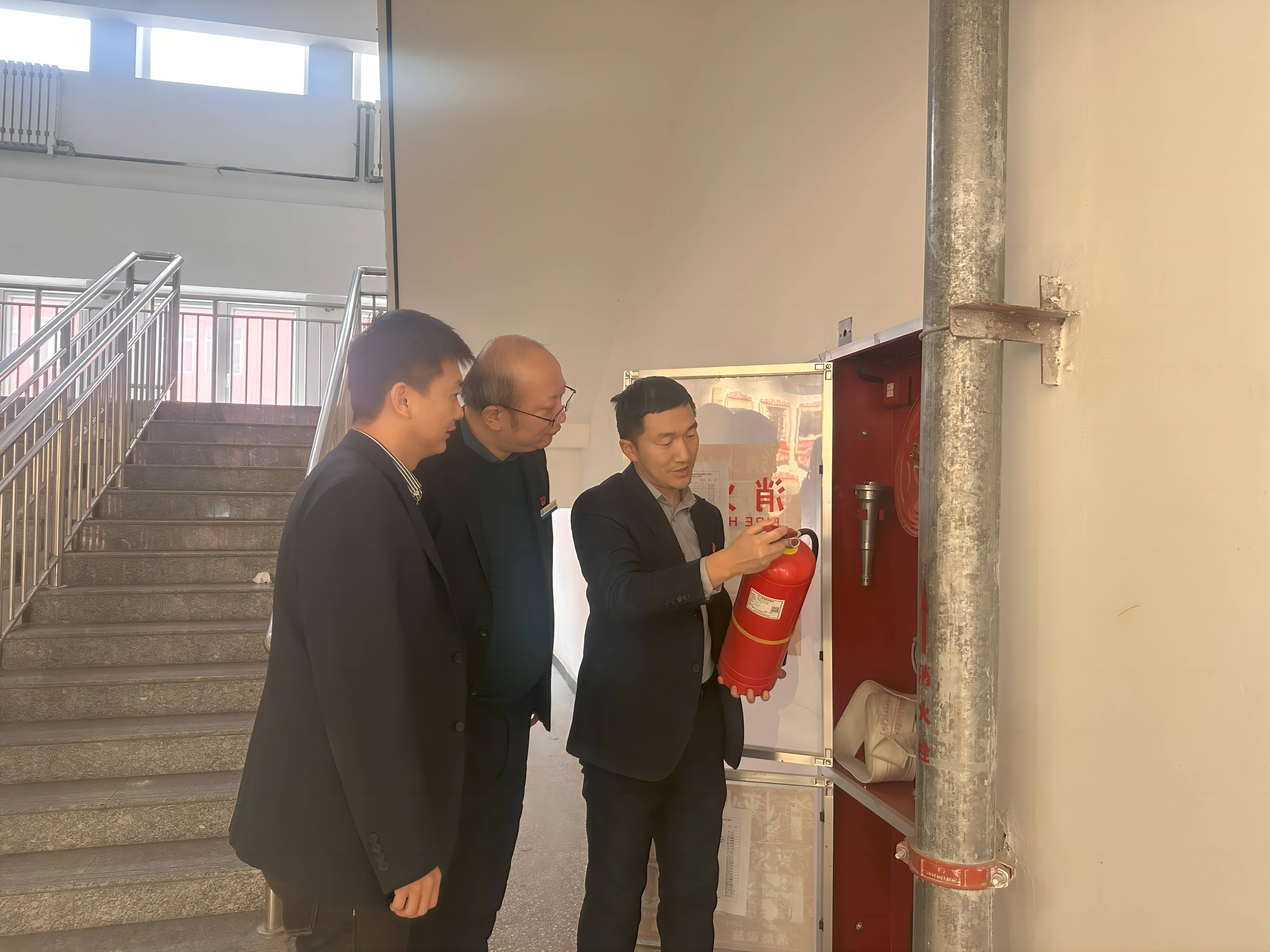 安全排查护教学，防患未然筑屏障——水利建筑工程学院开展假期前实验实训室安全专项检查