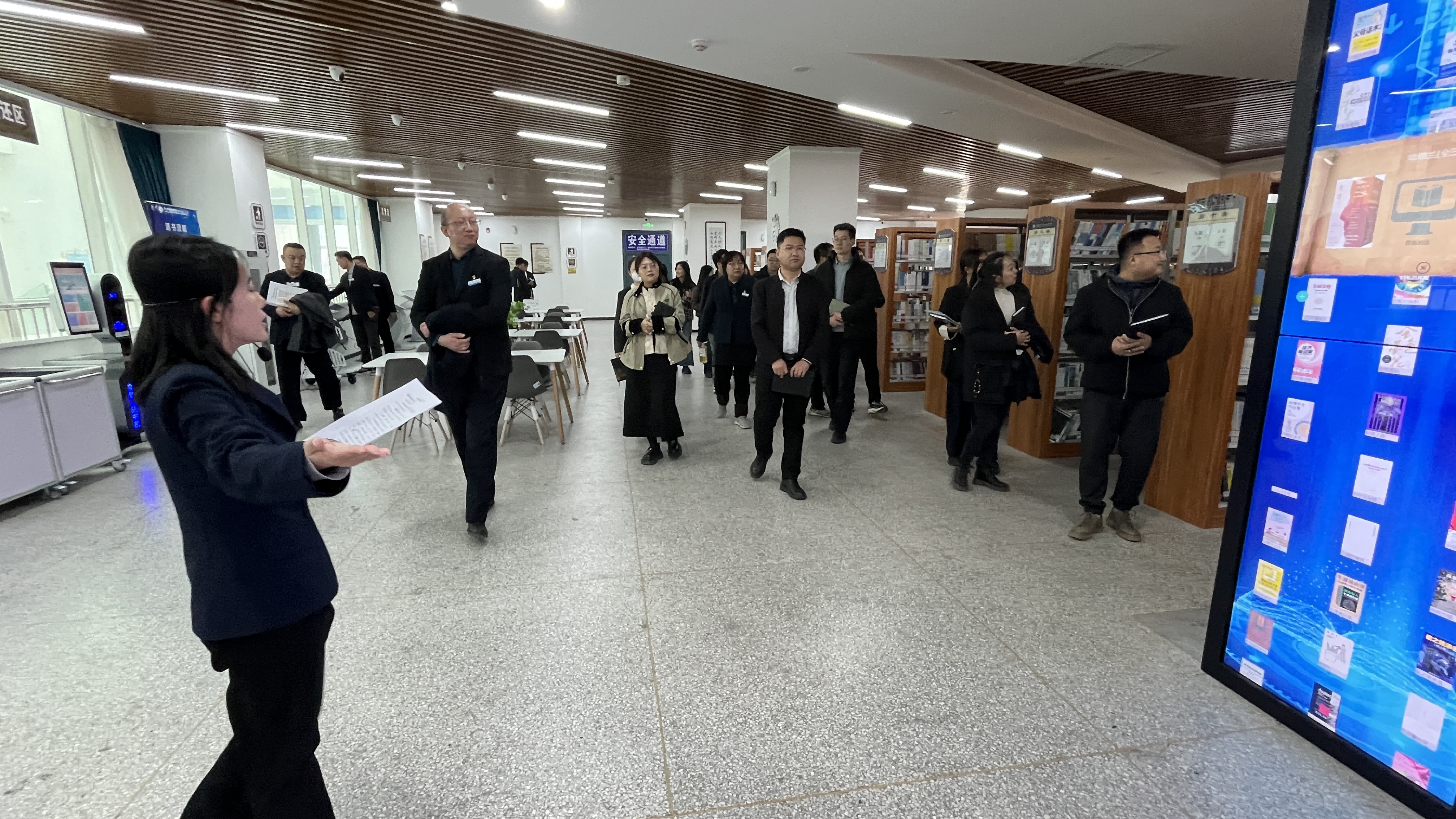 水利建筑工程学院开展图书馆智慧化服务体验活动