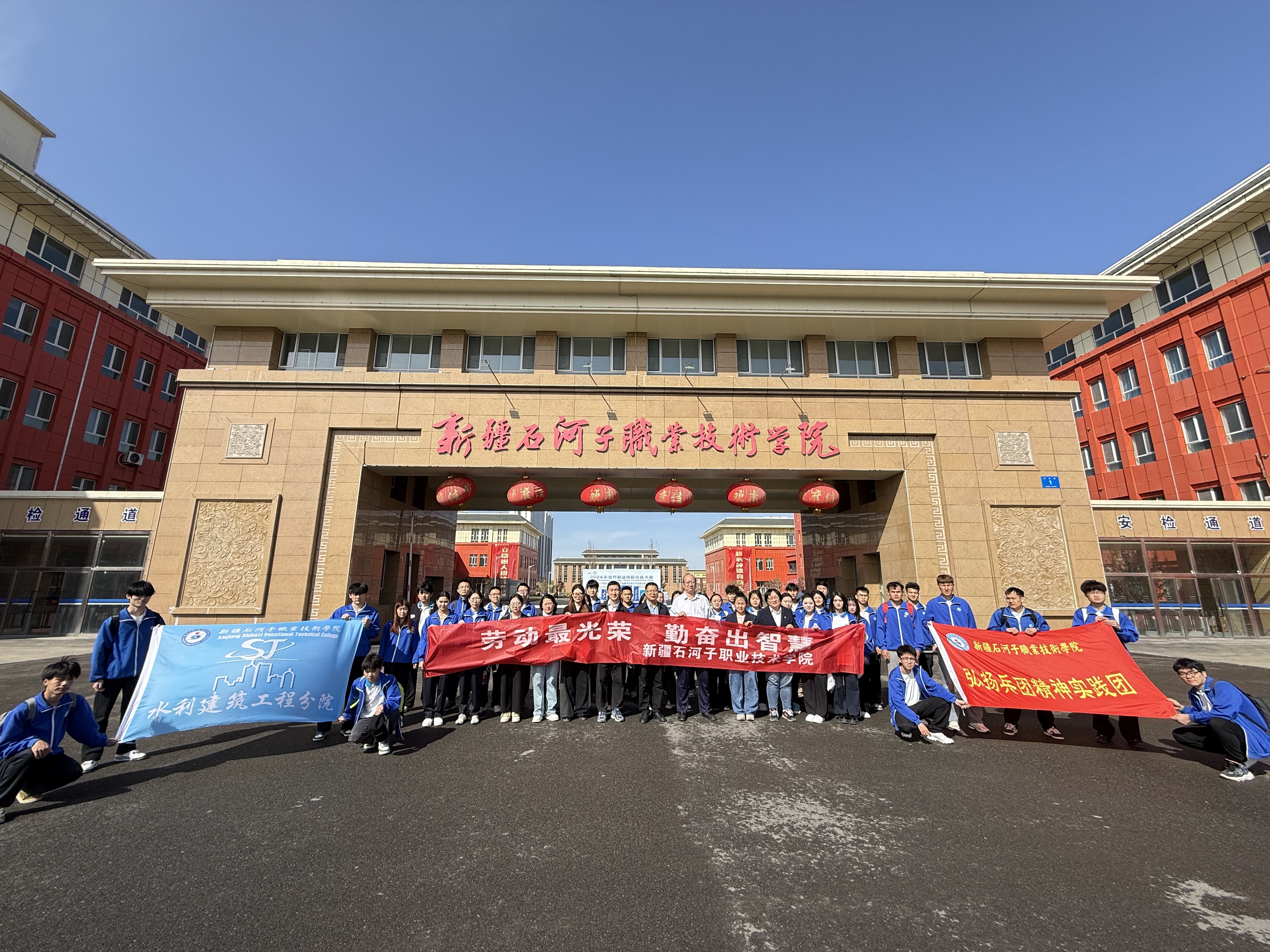 青春汗水浇灌智慧农田 热血青年筑梦乡村振兴——水利建筑工程学院联合企业共同开展实践教学活动