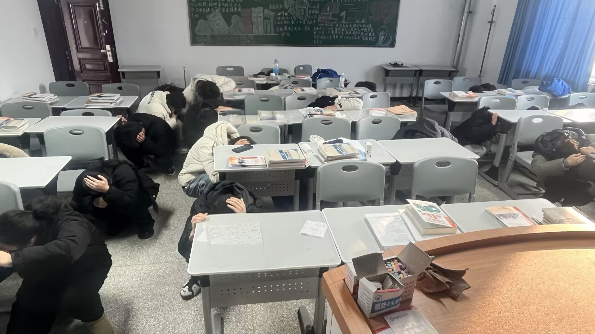 水利建筑工程学院组织学生开展校园防震避险应急演练