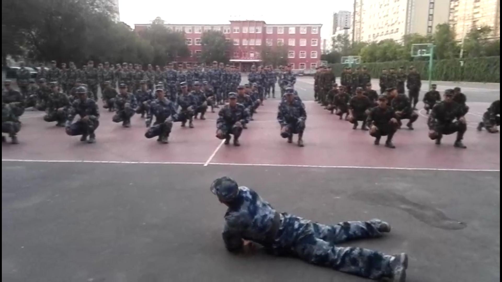 学院士官生中队在外训某基地组织防空疏散演练活动