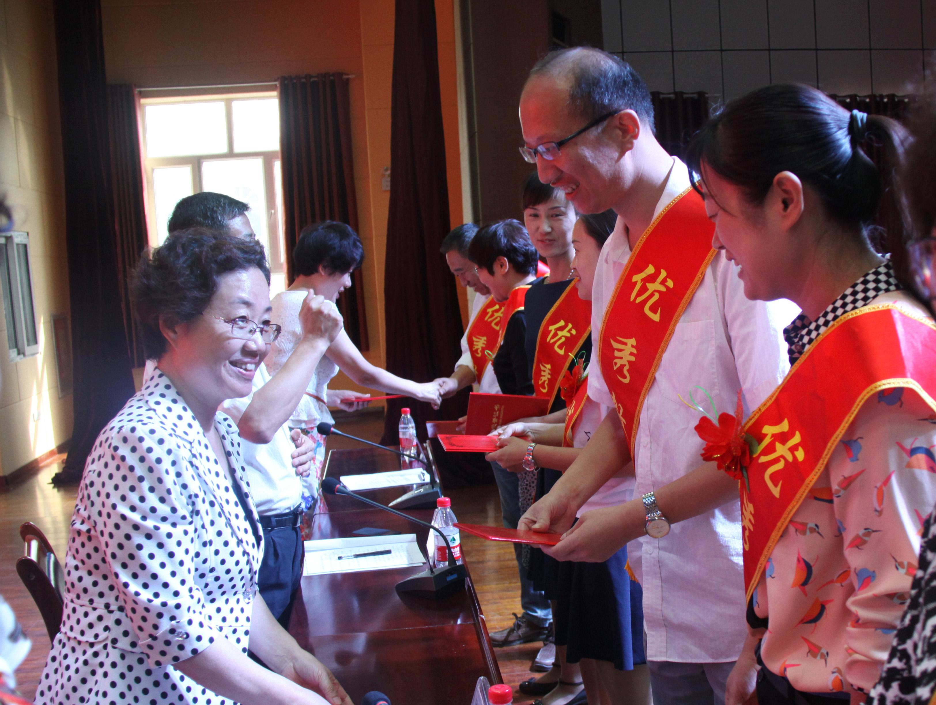 学院隆重召开第32个教师节暨表彰大会