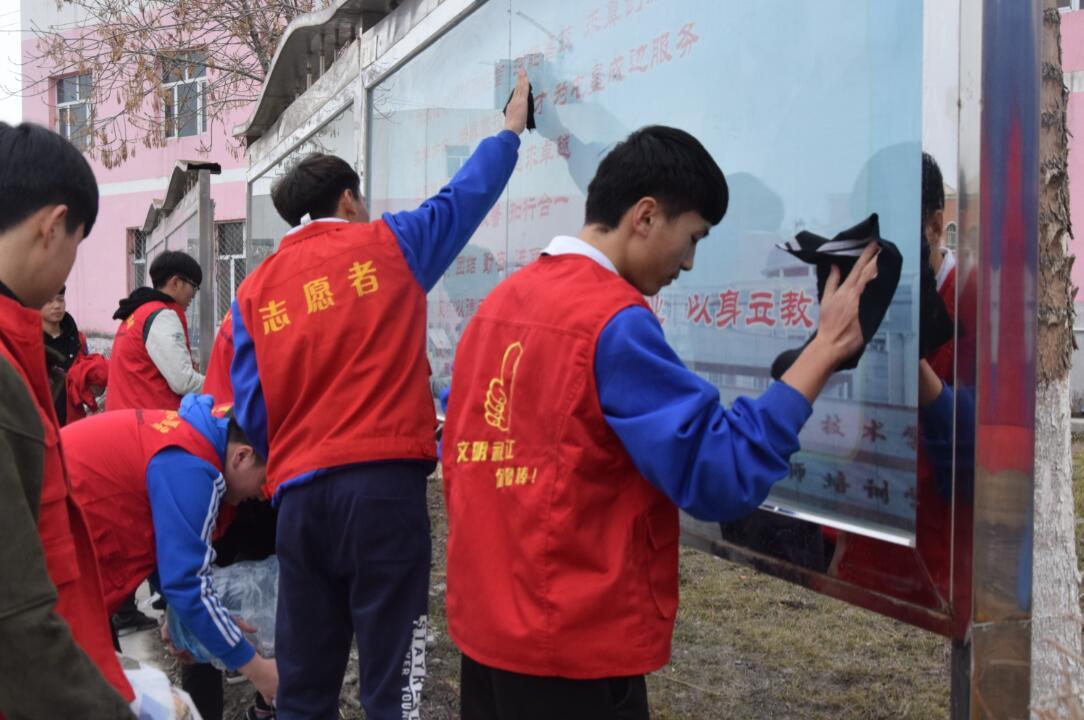 “学雷锋，见行动”信息工程分院扎实开展青年志愿者服务月活动