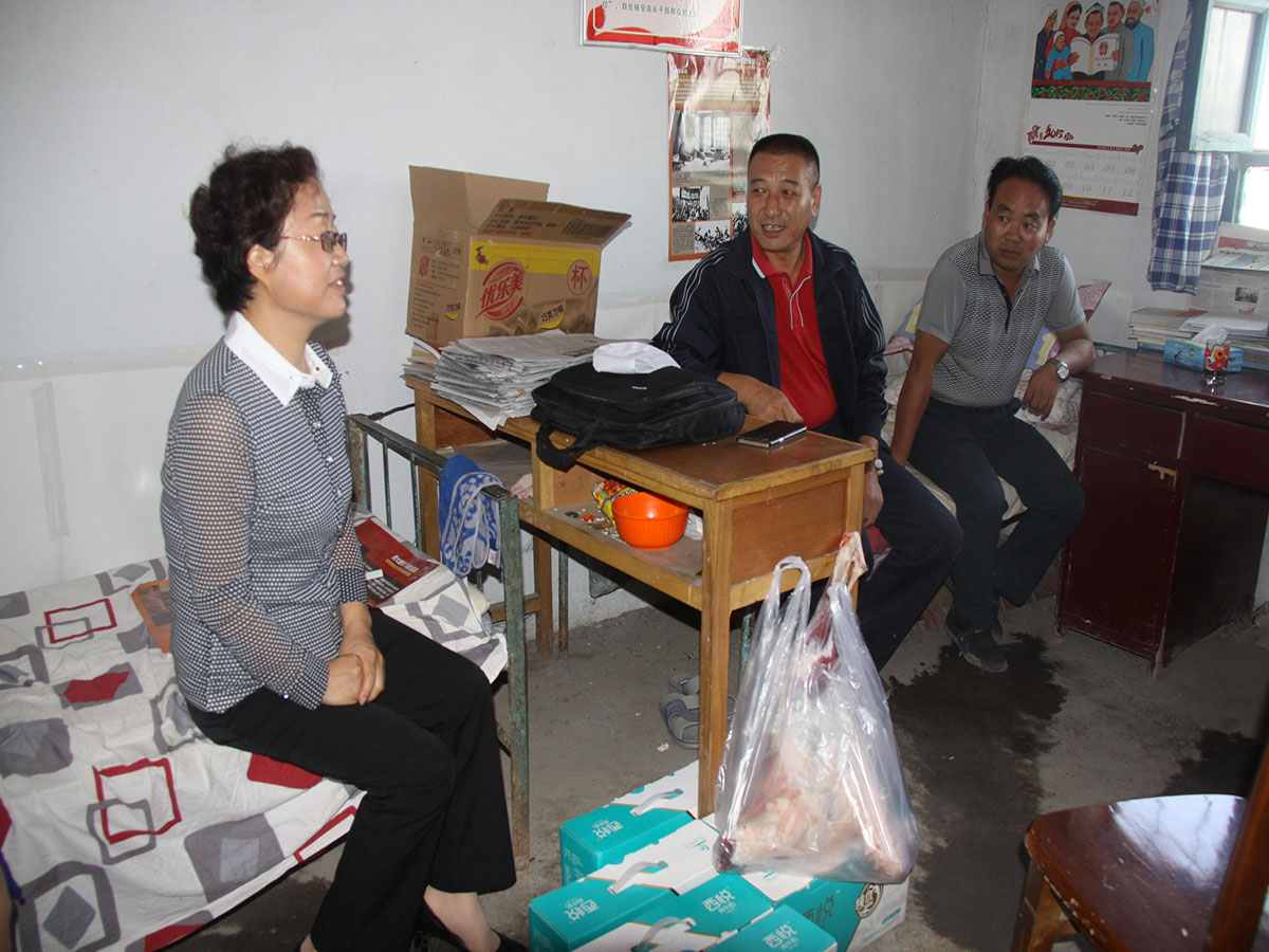 学院党委书记陈建丽一行看望慰问学院“访惠聚”工作组成员