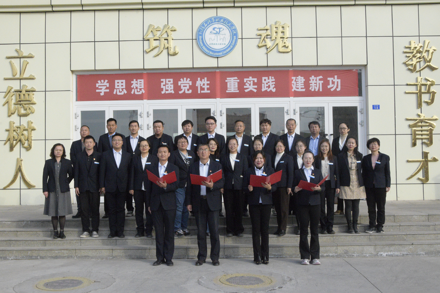 用诗歌唤醒热爱——水利建筑工程分院教师开展致敬兵团精神诵读活动