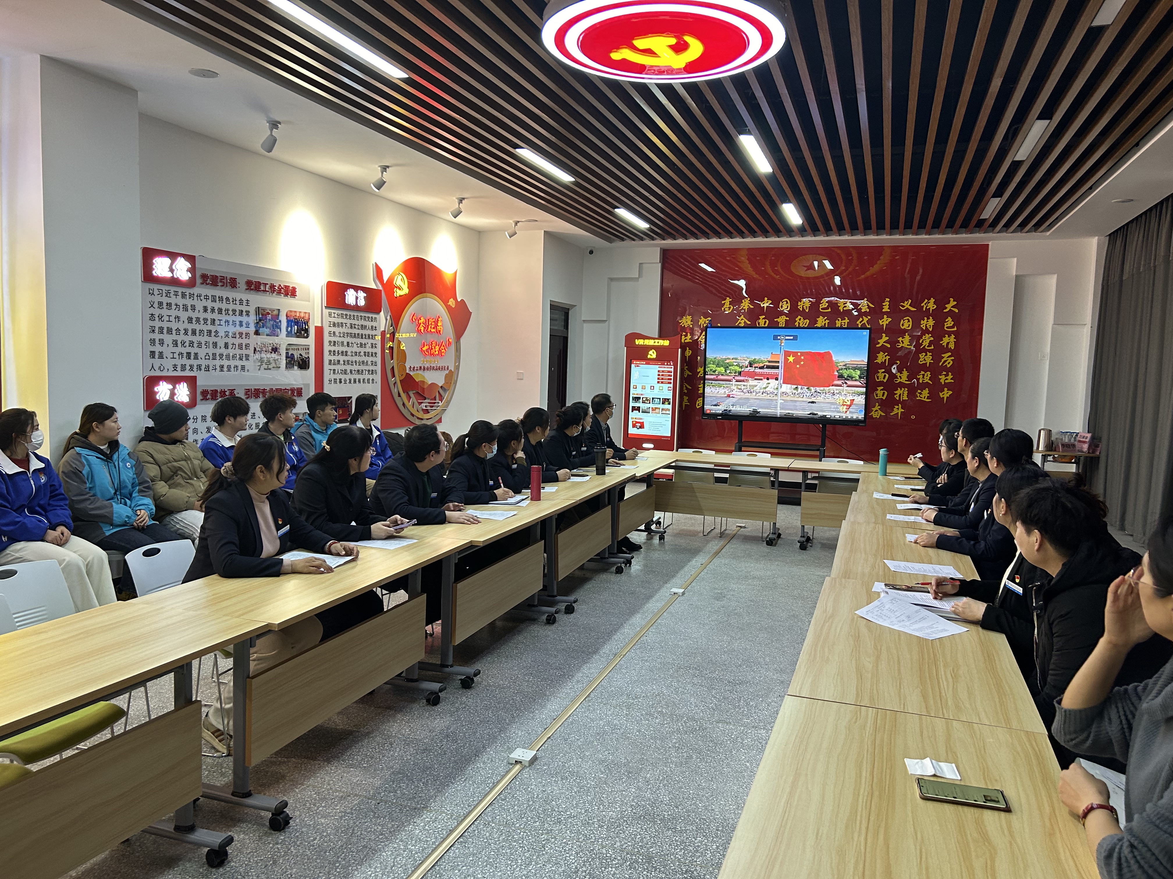 汲取榜样力量 感悟初心使命 ——食品工程学院（化工与环境工程学院）组织师生观看《榜样8》