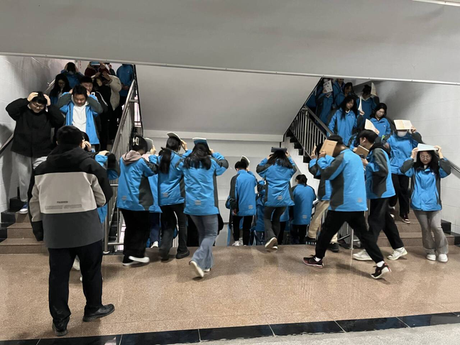 演练有方 临“震”不乱——现代服务学院开展防震避险应急疏散演练