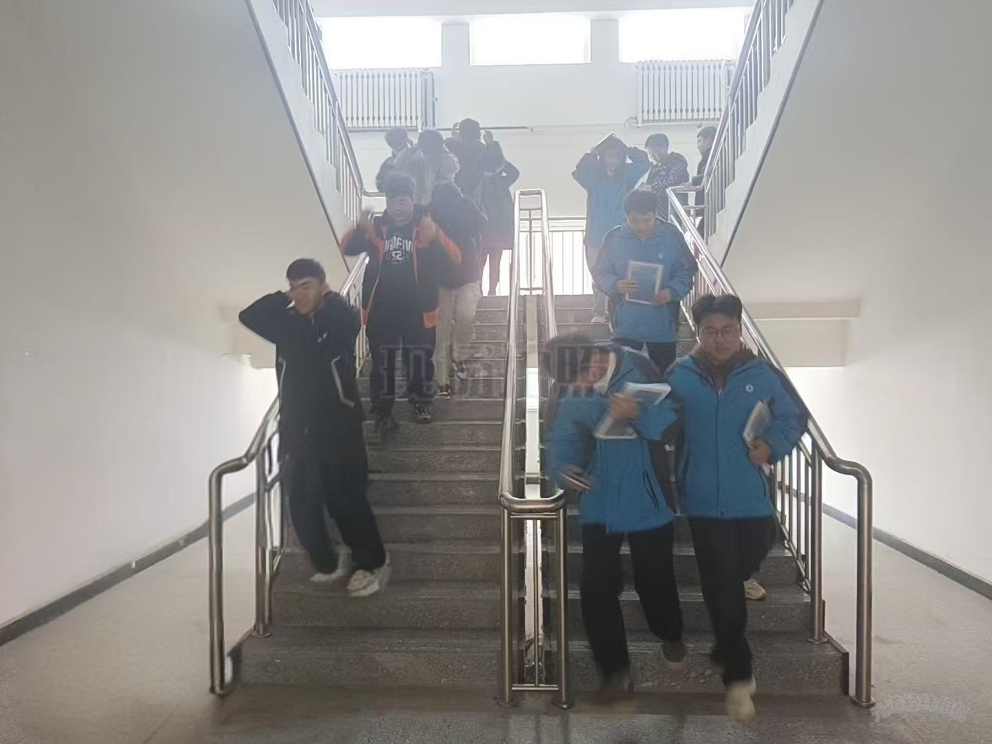 防震减灾 未雨绸缪——数字商贸学院开展防震应急疏散演练