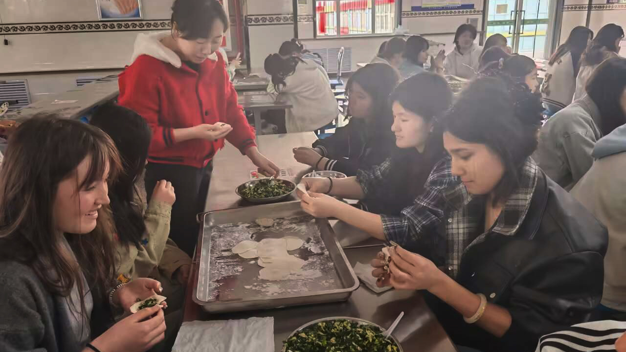 饺子飘香 光影相伴——公共基础学院温暖留校学子