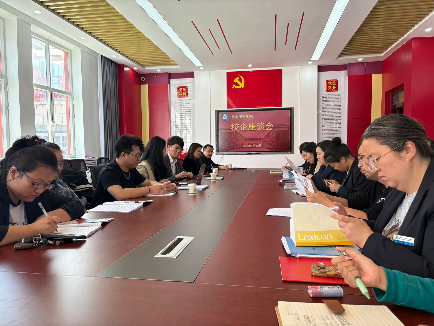 校企共研财贸专业群数智转型路径 共绘AI时代人才培养新蓝图