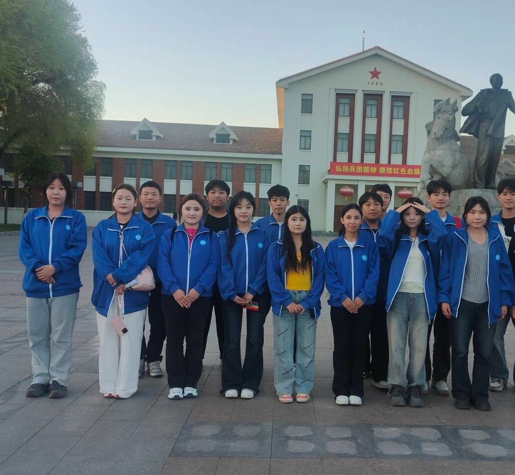 劳动砺青春！数字商贸学院开展“向劳动者看齐”主题实践活动