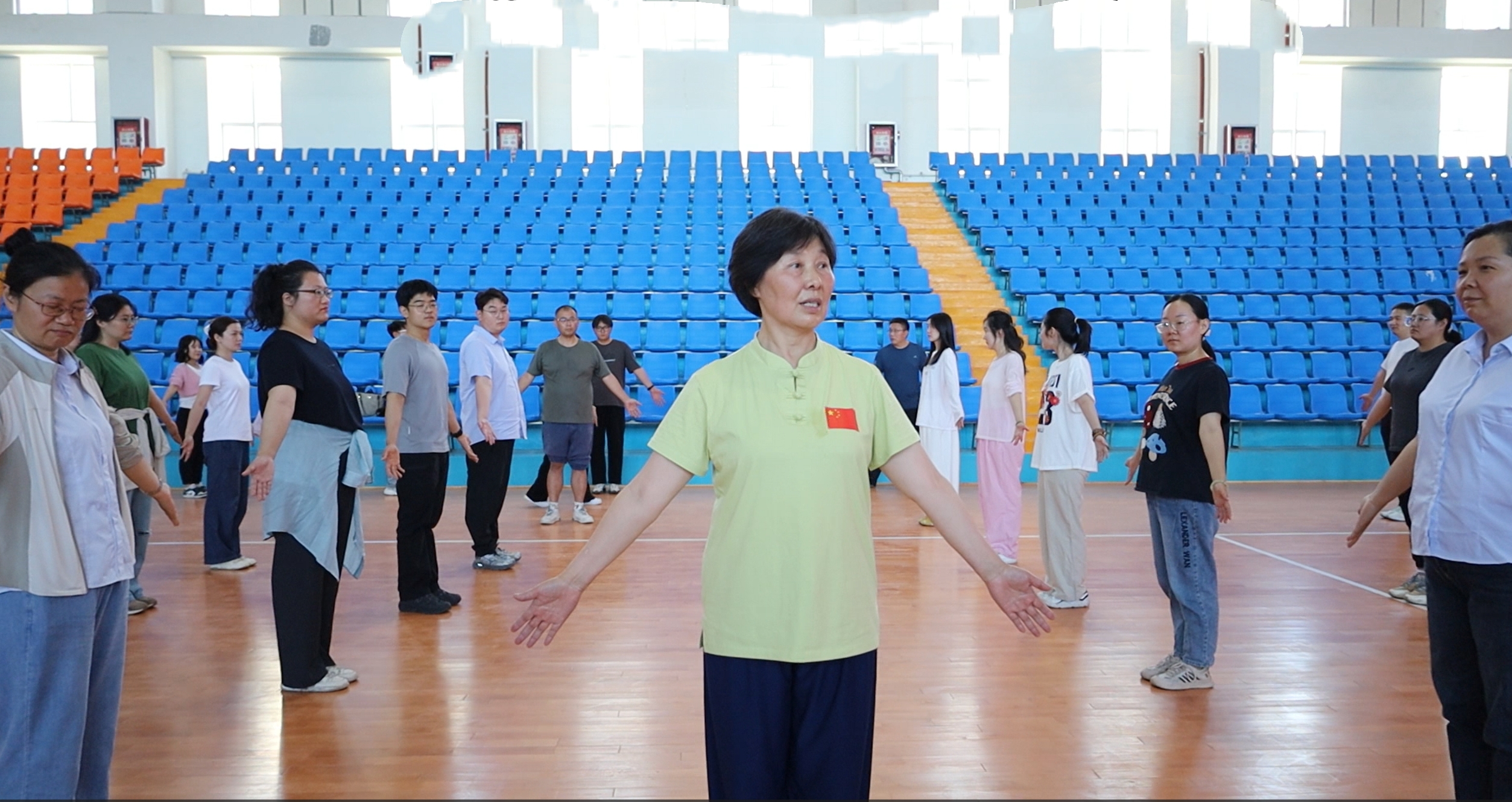 非遗文化润校园 八段锦韵暖师心——beat365唯一官方网站“惠工暖心”工程八段锦培训启动