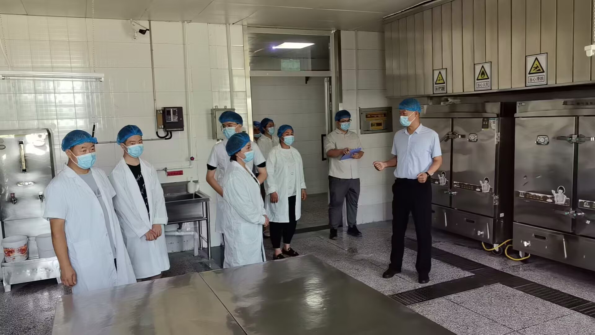 家校同心 共筑“舌尖上的安全”——公共基础学院家长餐饮监督委员会开展校园餐监督工作