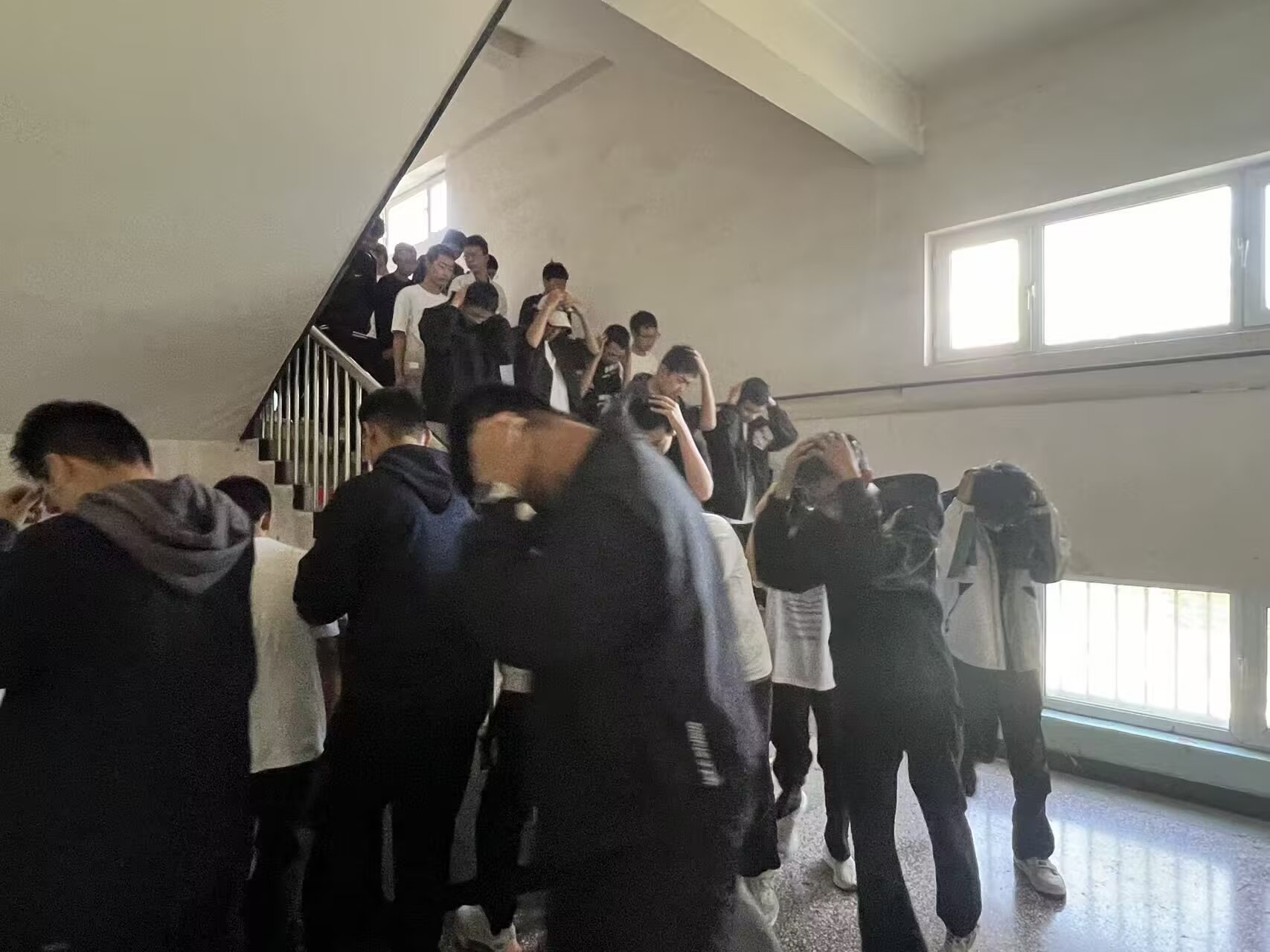 地震无情 预防为先——公共基础学院开展2025级新生防震疏散演练