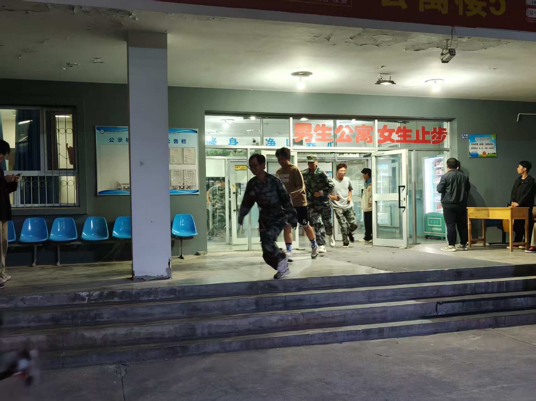 筑牢安全“防火墙” 防患于未“燃”——信息与通信工程学院组织2025级新生开展消防应急疏散演练