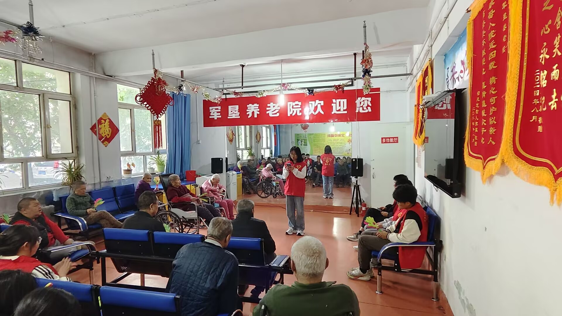 情暖双节 爱润桑榆——信息与通信工程学院开展助老志愿服务活动