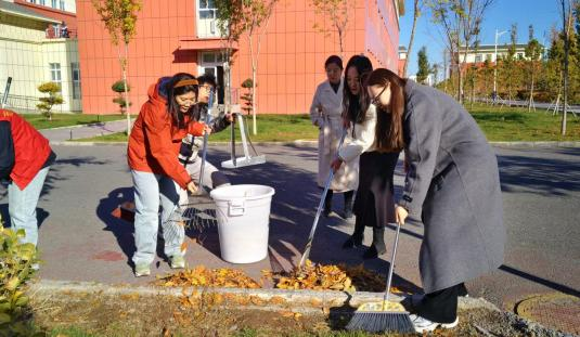 现代服务学院开展“弘扬劳动精神 美化校园卫生”主题党日活动